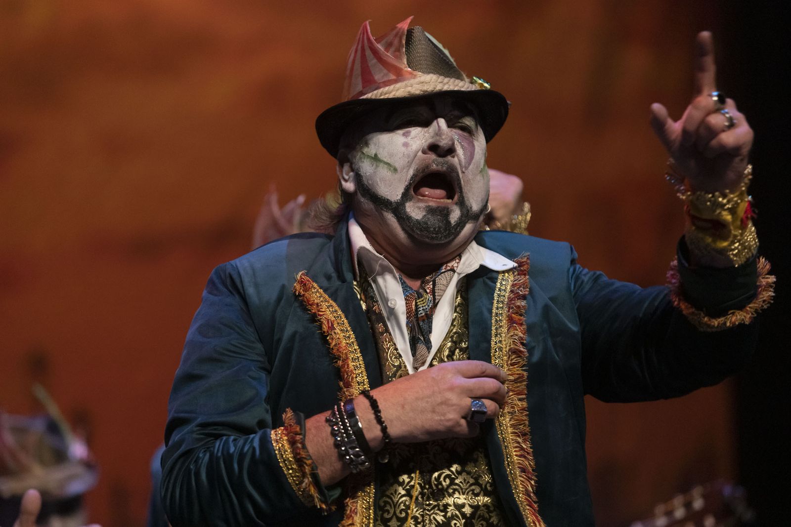 Imágenes de la actuación de la comparsa de ‘El teatro’ Dos Hermanas en el Carnaval Colombino