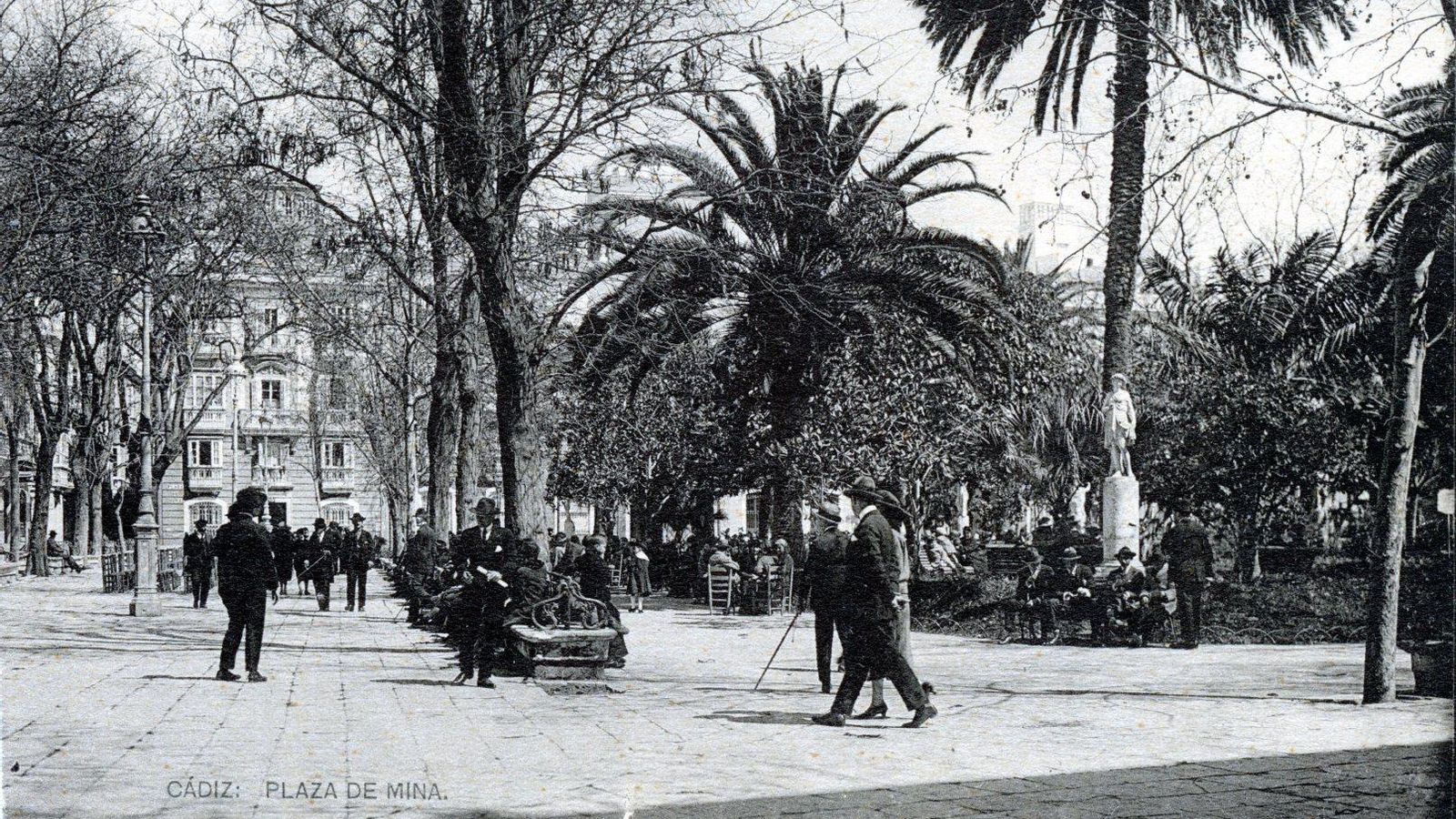 Tarjeta postal Hauser y Menet editada en 1916 que nos muestra la plaza desde uno de sus ángulos en un momento de gran animación.