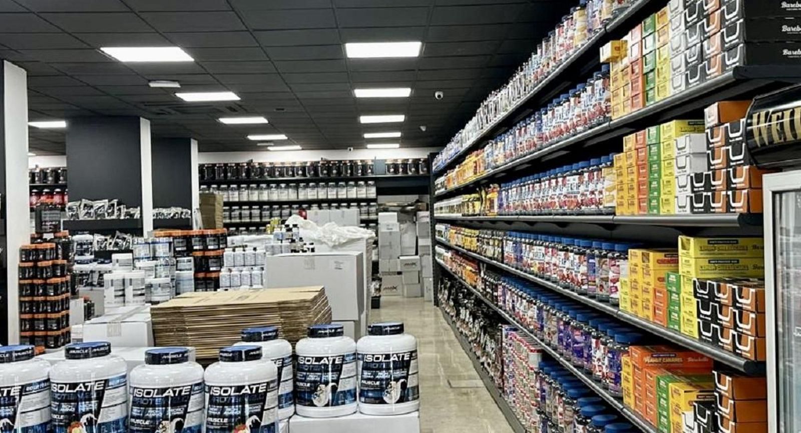 Interior de la tienda de nutrición deportiva malagueña MuscleCult Central.