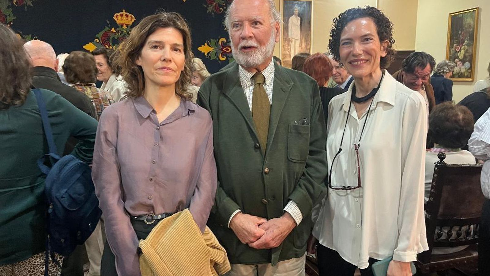 Las hermanas Marta y María Marañón Medina con Diego Gómez-Ángel.