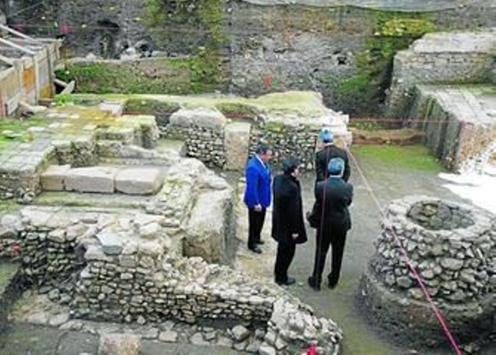 Vista de los hallazgos arqueológicos aparecidos en el Patio de Banderas del Alcázar.