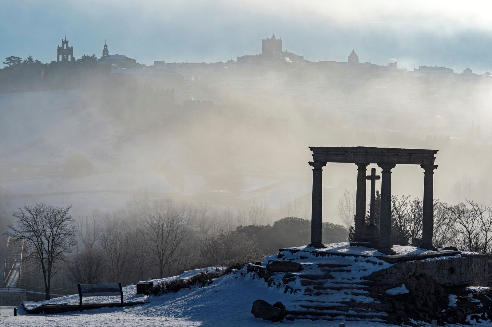 Vista de la niebla en Ávila, aún con el manto nevado provocado por Filomena.