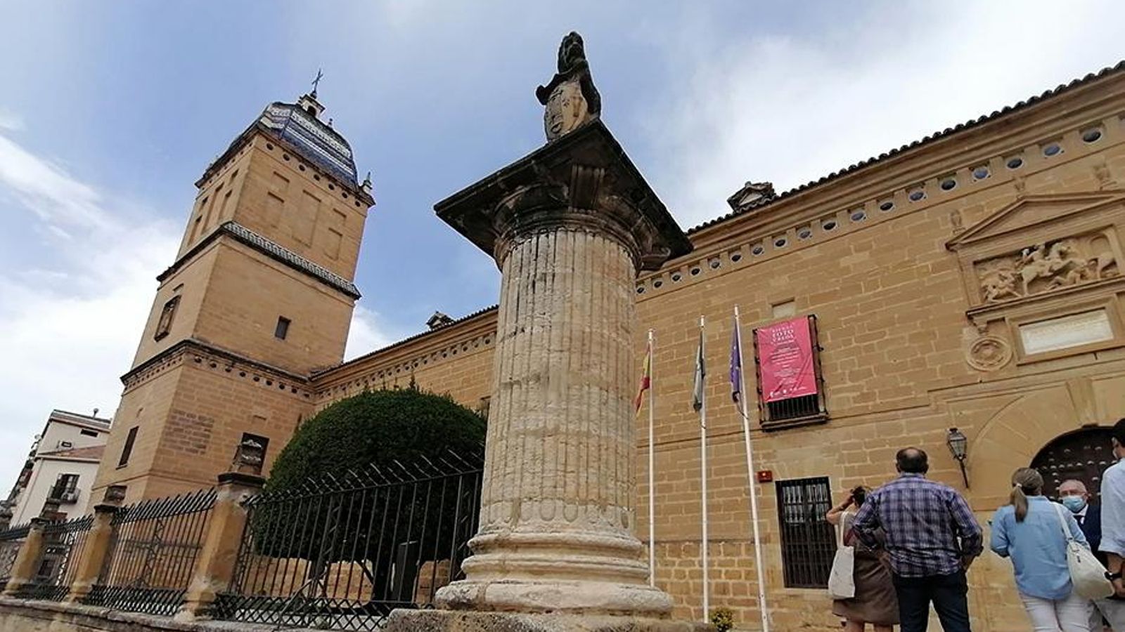 Fachada principal del Hospital de Santiago, un centro dedicado a la cultura.