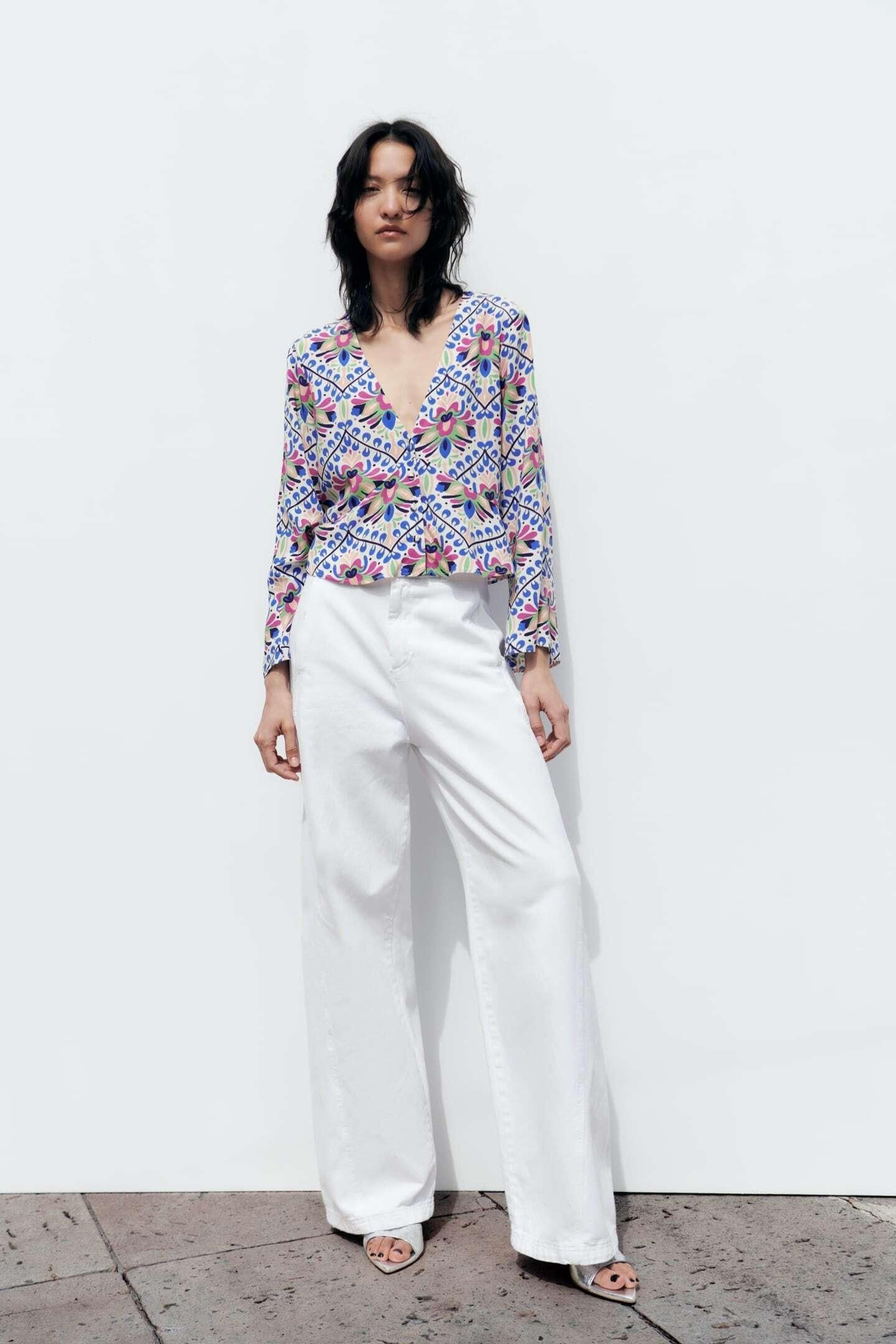Blusa de flores y escote de Zara. Blusa de flores y escote de Zara.