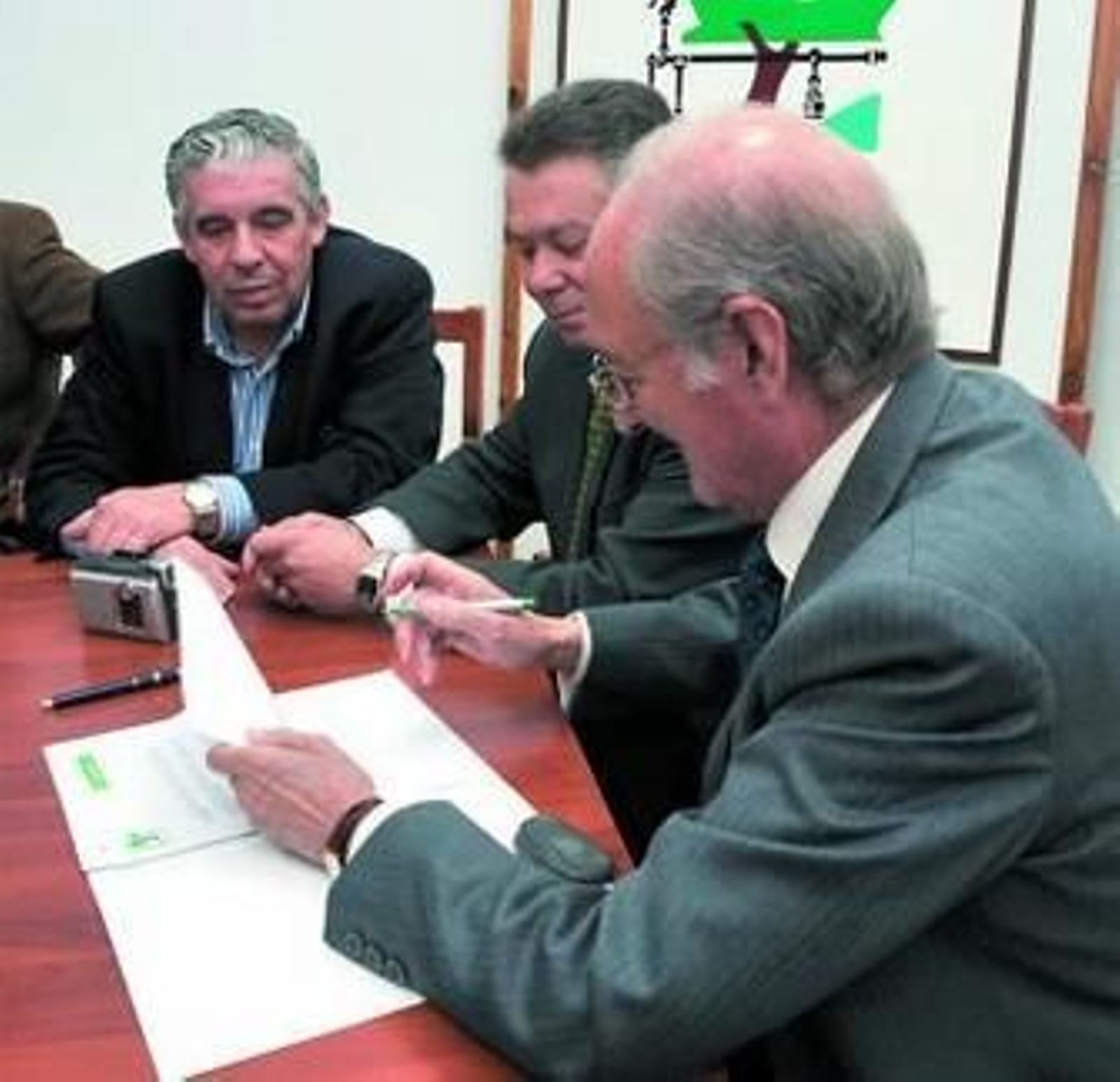 Ricardo López Crespo firma el convenio con la Lonja.