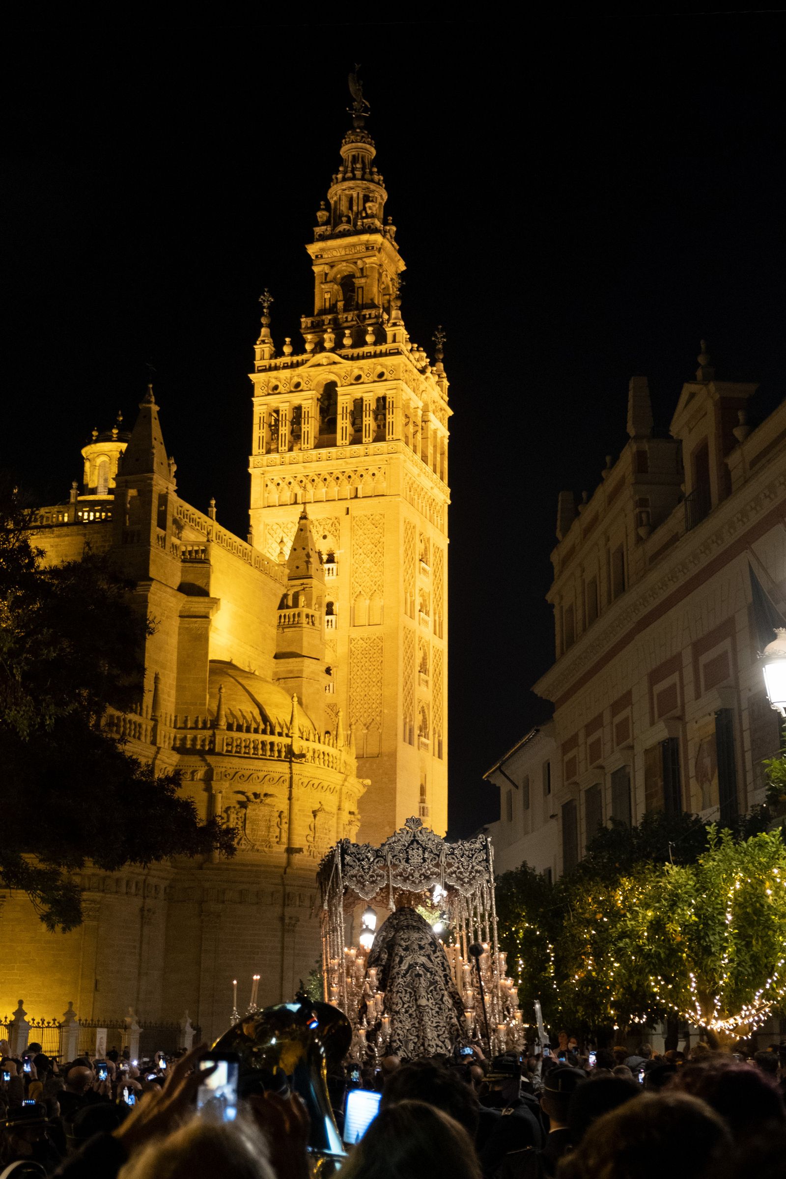 La Candelaria por la Plaza del Triunfo, en imágenes