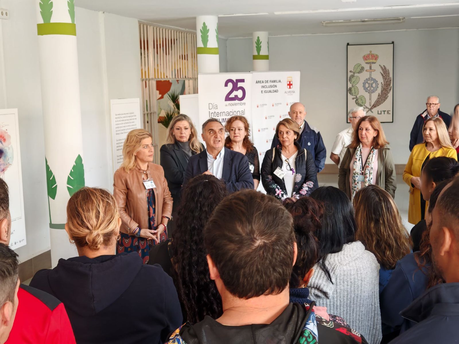 Exposición contra la violencia de género en 'El Acebuche'.