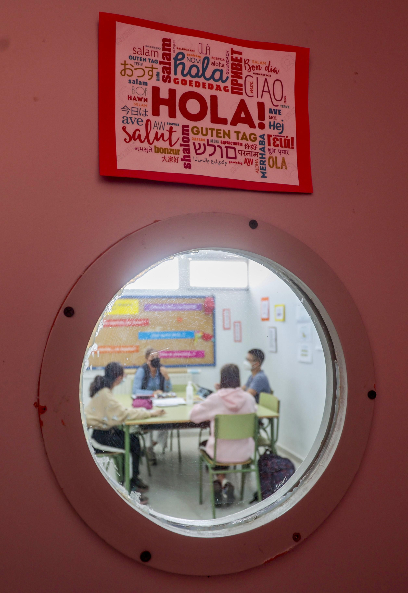 La bienvenida al aula ATAL, escrita en diversos idiomas.