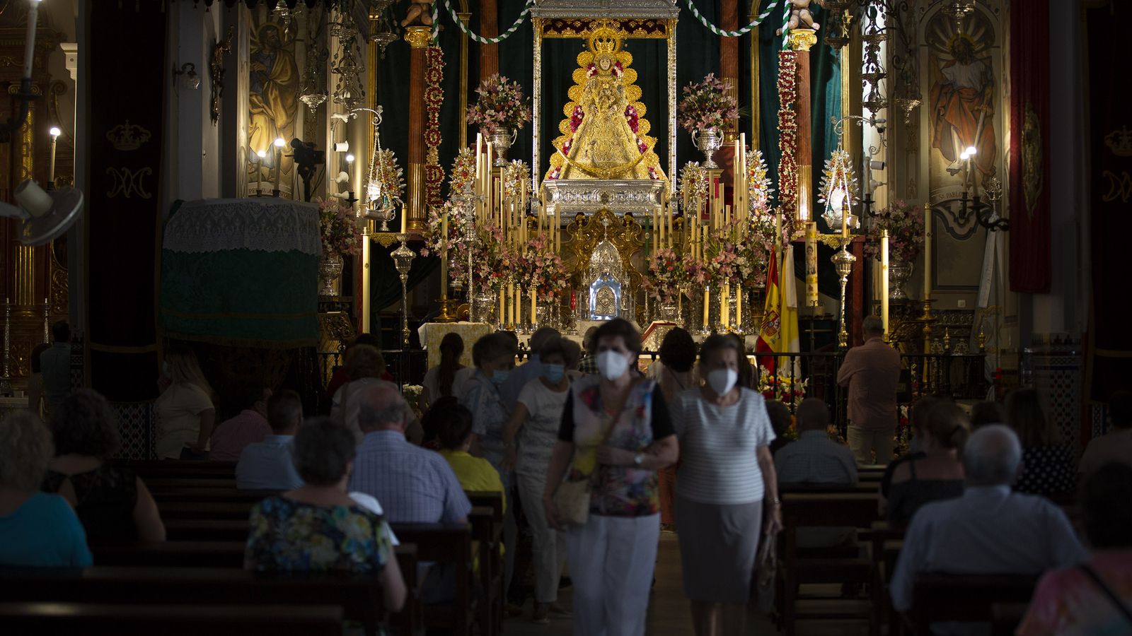 Numerosos devotos visitan estos días a la Blanca Paloma.