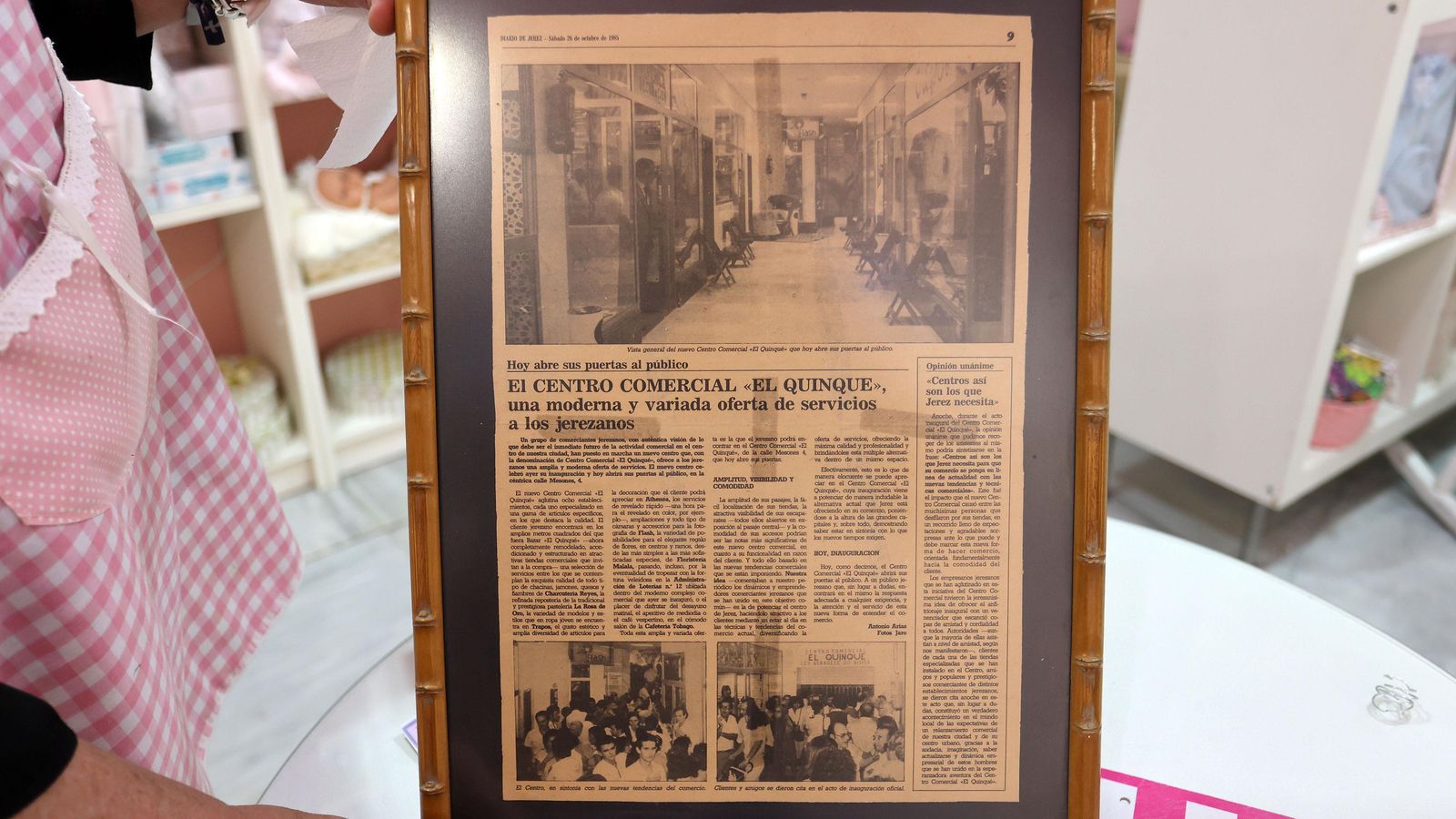 Yolanda Alcántara muestra la página que se publicó en Diario de Jerez en 1985 en la inauguración del centro comercial. Yolanda Alcántara muestra la página que se publicó en Diario de Jerez en 1985 en la inauguración del centro comercial.