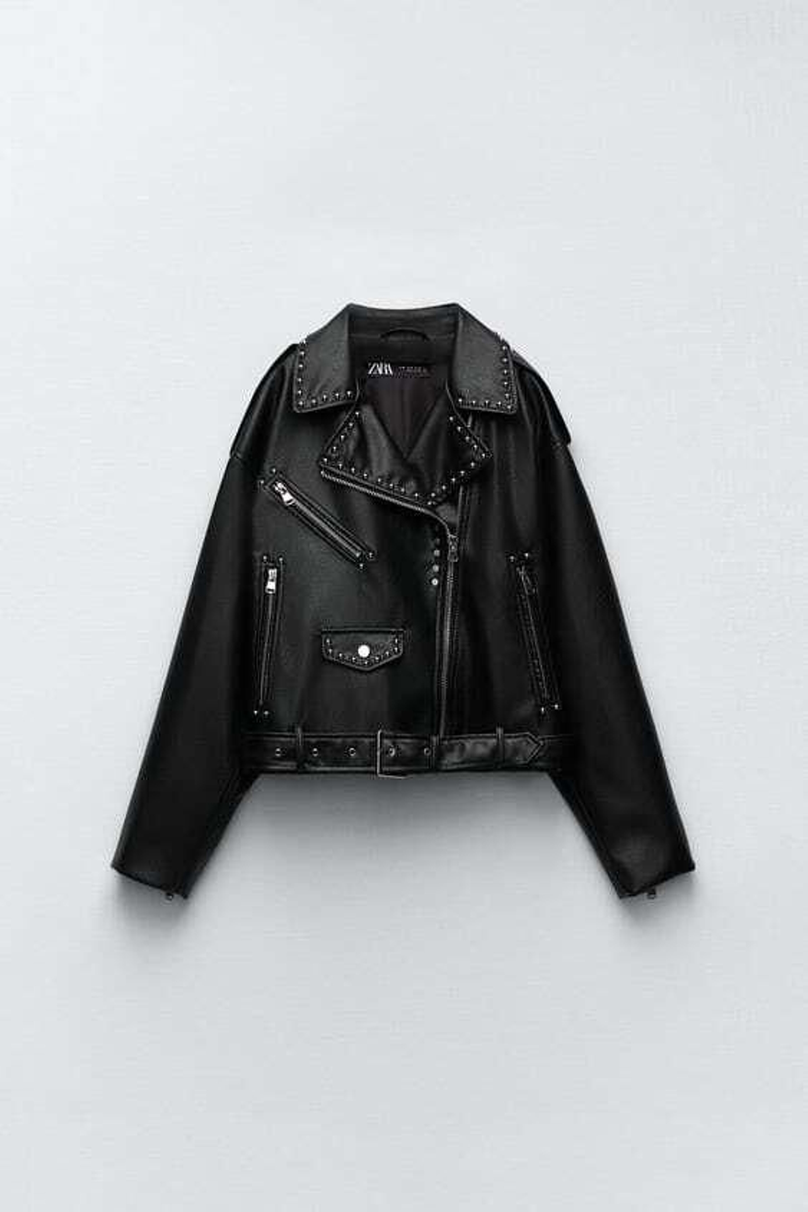 Biker efecto piel con tachuelas de Zara. Biker efecto piel con tachuelas de Zara.