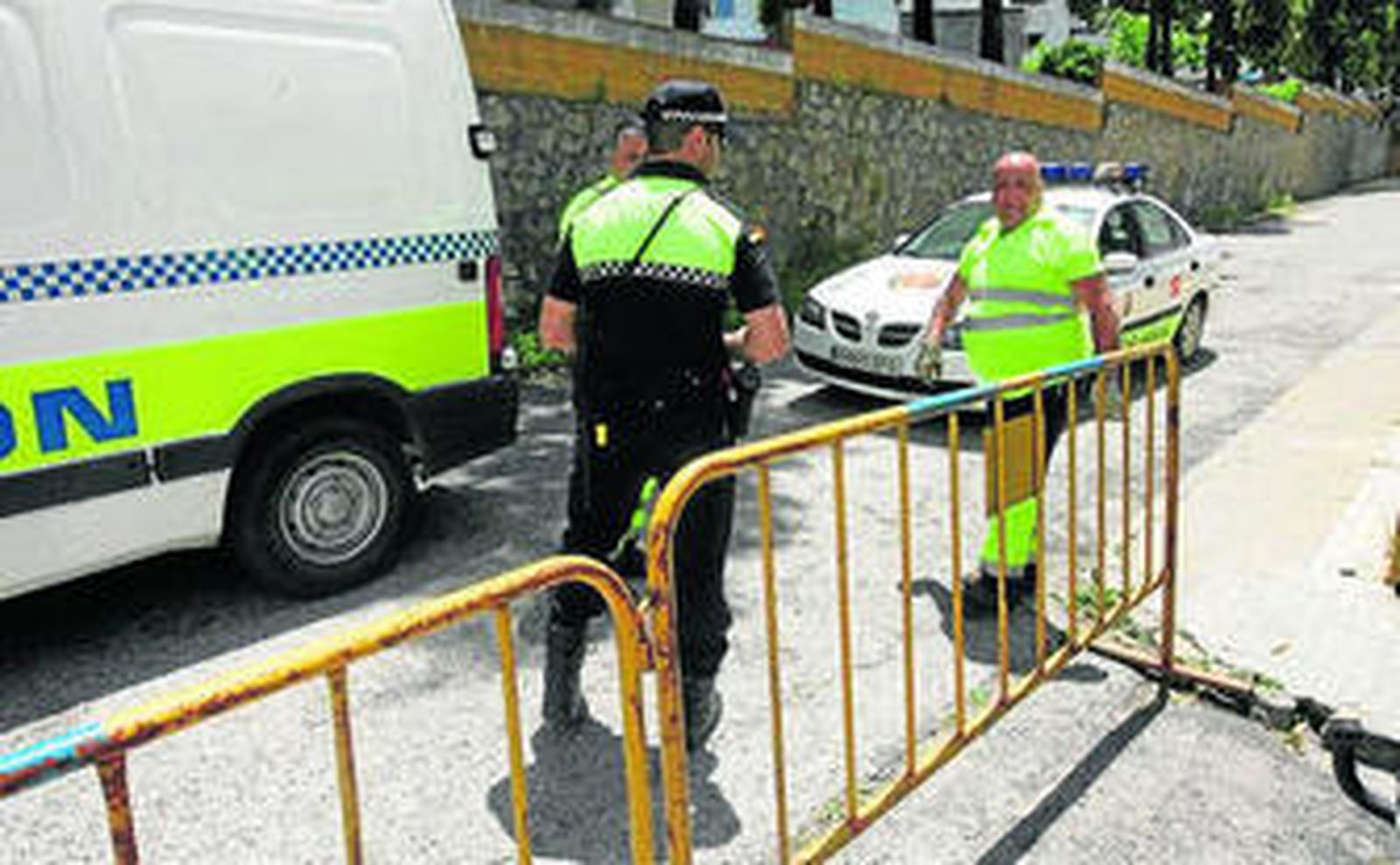 Imagen de archivo de la Policía Local instalando las vallas.