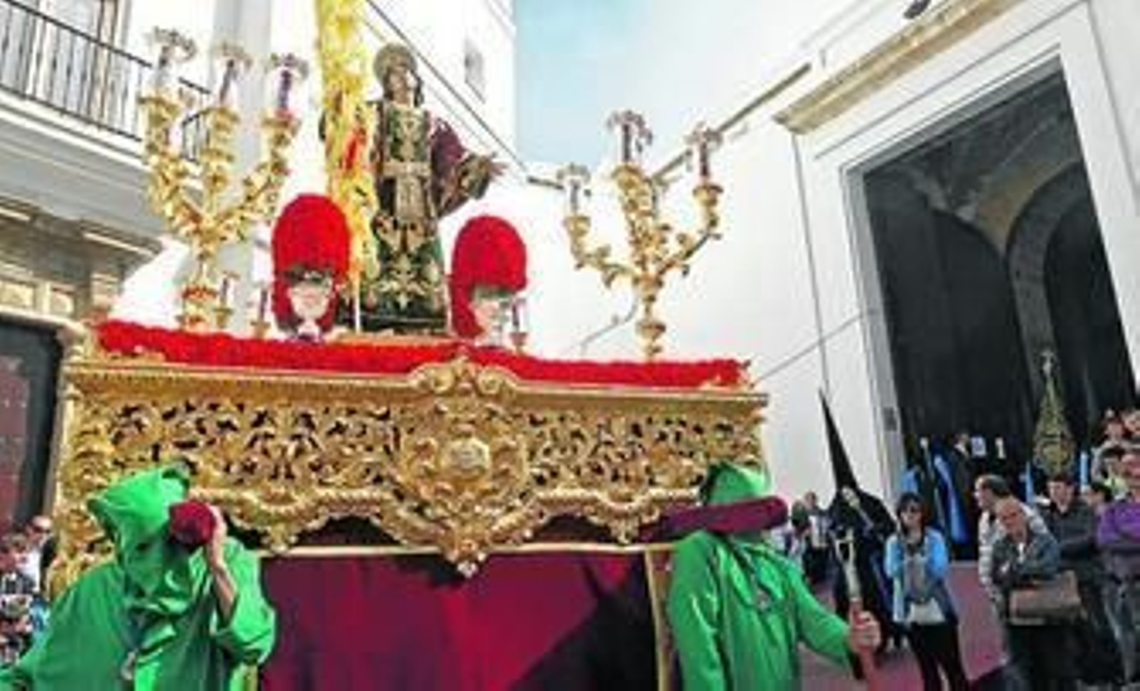 El San Juan de Las Aguas, saliendo el pasado miércoles de Santa Cruz. El sueño de la hermandad es hacerlo algún día de su sede, la iglesia del Pilar. El San Juan de Las Aguas, saliendo el pasado miércoles de Santa Cruz. El sueño de la hermandad es hacerlo algún día de su sede, la iglesia del Pilar.