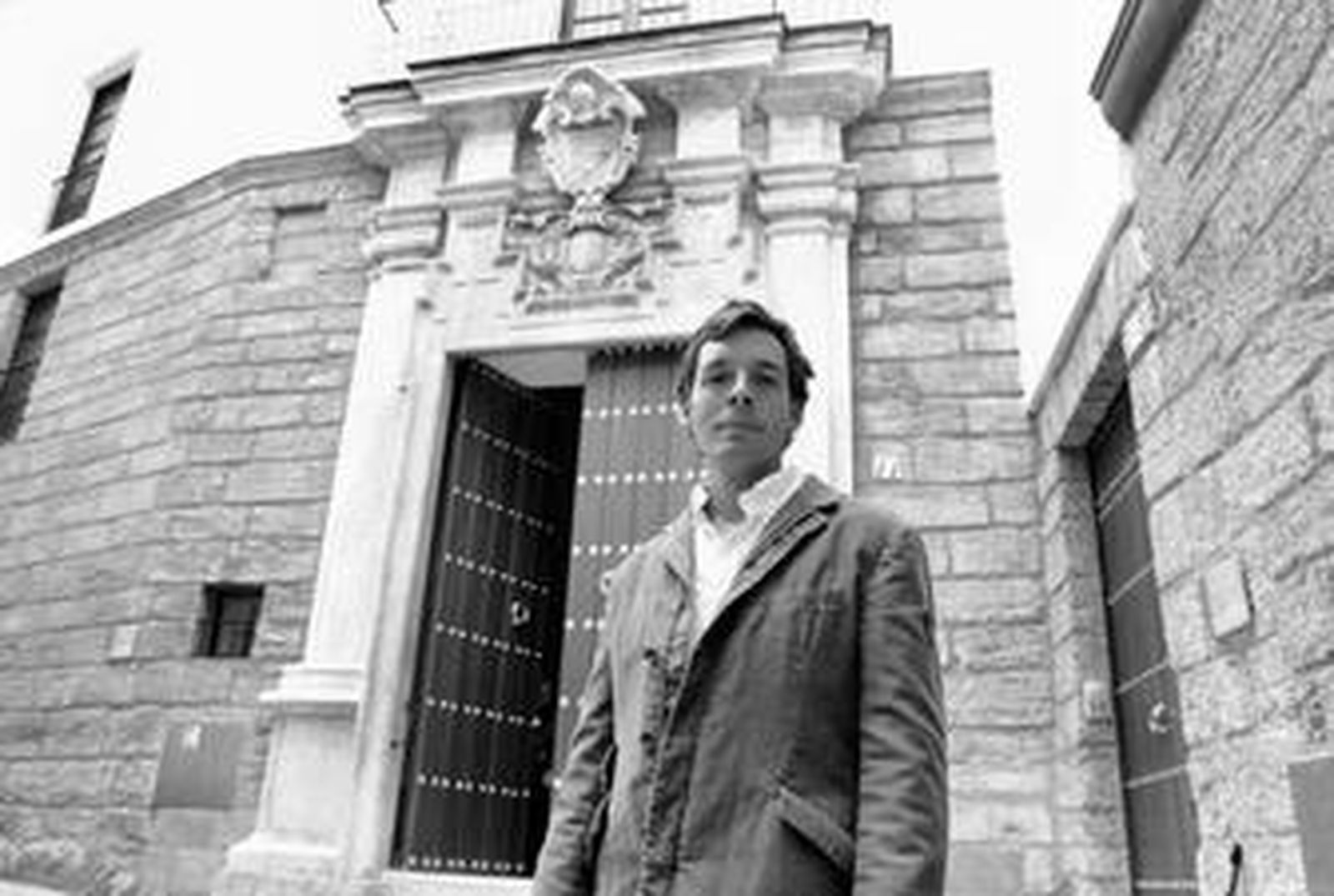 1. El patio de la Casa Lasquetty, con sus columnas y sus vigas. La reforma ha dejado los arcos vistos. 2. Aunque el original era blanco, tras la obra se ha decidido pintar la casa en color caldera. 3. Luis Barrena, arquitecto del proyecto original, posa delante de la fachada, con el gran escudo de la familia De la Rosa sobre el portal. 4. Un detalle del escudo de la familia De la Rosa que preside la entrada a la Casa Palacio. 5. El capitel de esa columna es distinto a las otras tres del patio. Todo un enigma. 6. Las vigas de las zonas comunes. También se ve un farol estilo San Gregorio, que aparece en todas las zonas comunes. 7. Rosas en un relieve de la escalera principal. 8. La cancela que da acceso al patio principal. 9. La escalera principal se ha conservado. /Fotos: Lourdes de Vicente