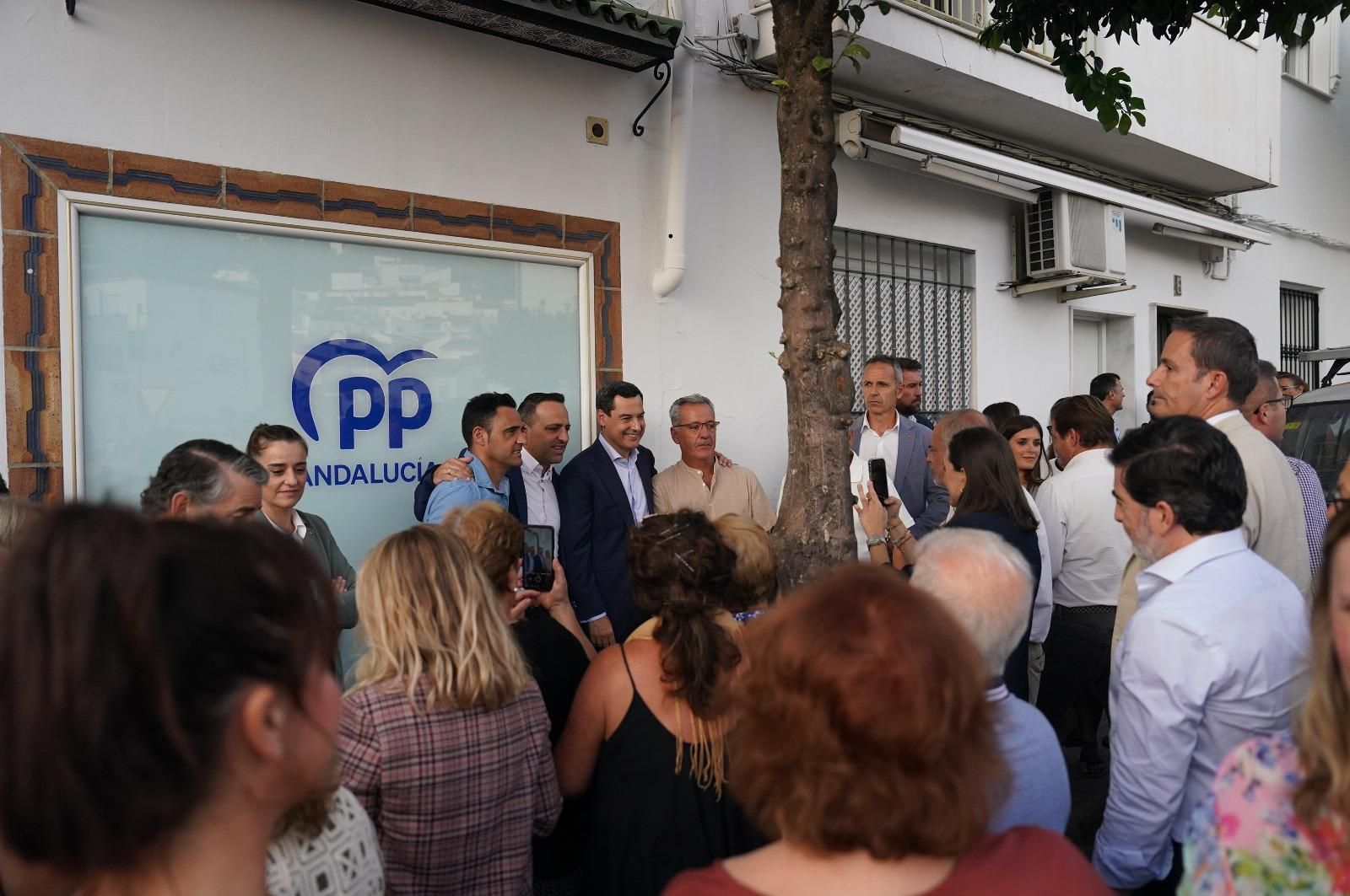 Juanma Moreno a las puertas de la nueva sede del PP en Ubrique