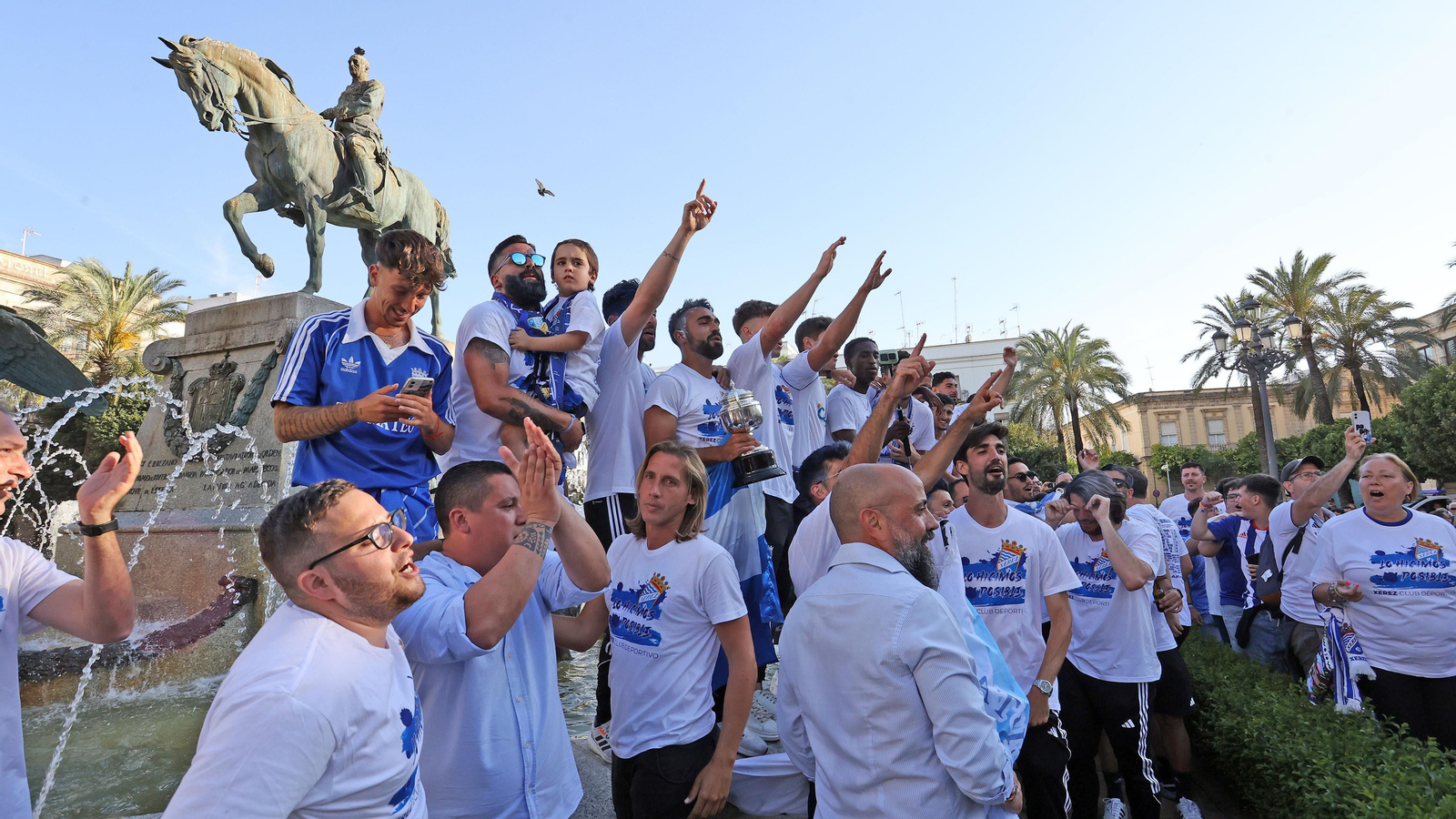Baño de masas del Xerez CD en Jerez por su ascenso
