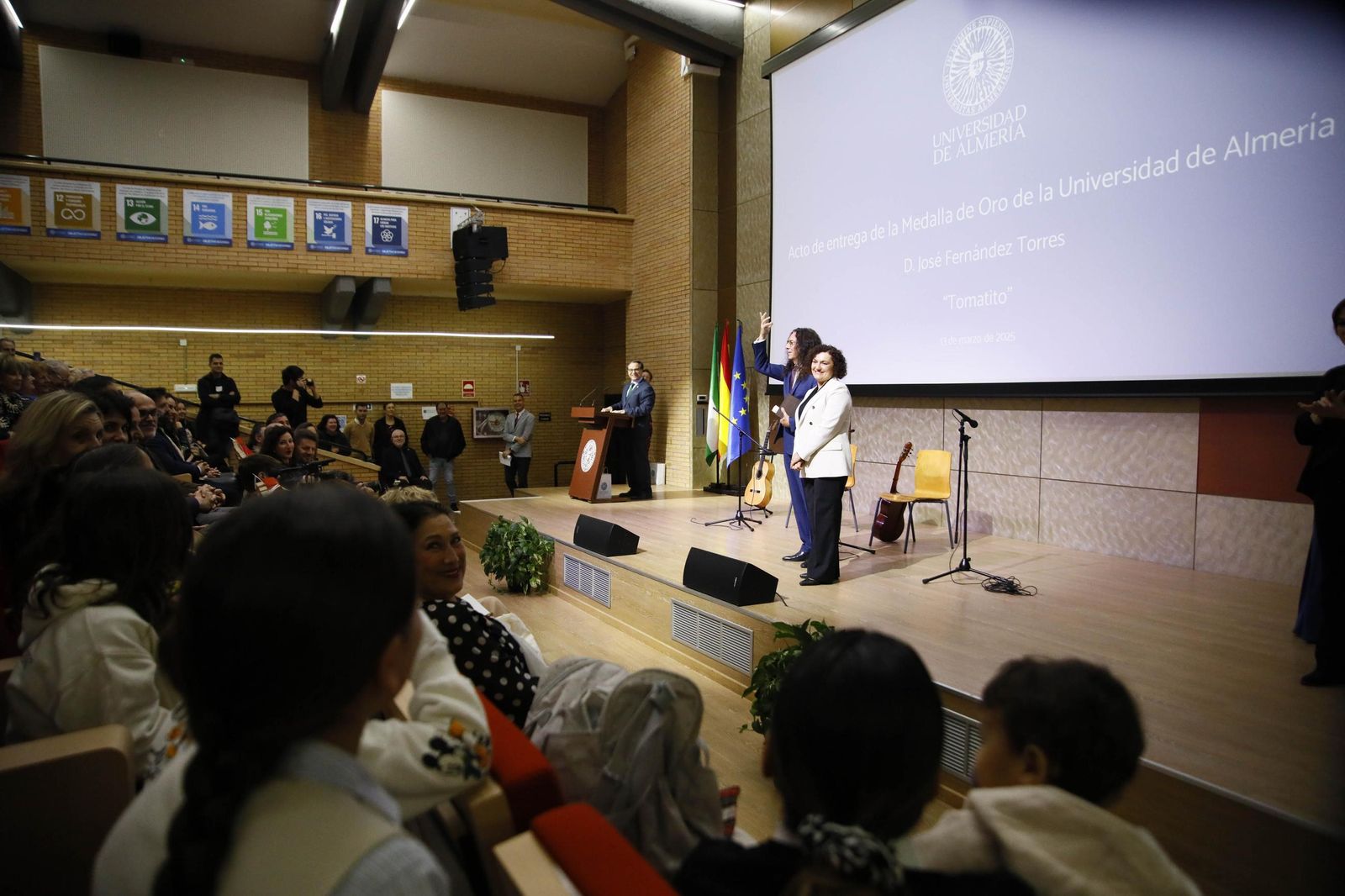 Las imágenes del acto de entrega de la Medalla de Oro a José Fernández Torres Tomatito, en la Universidad de Almería