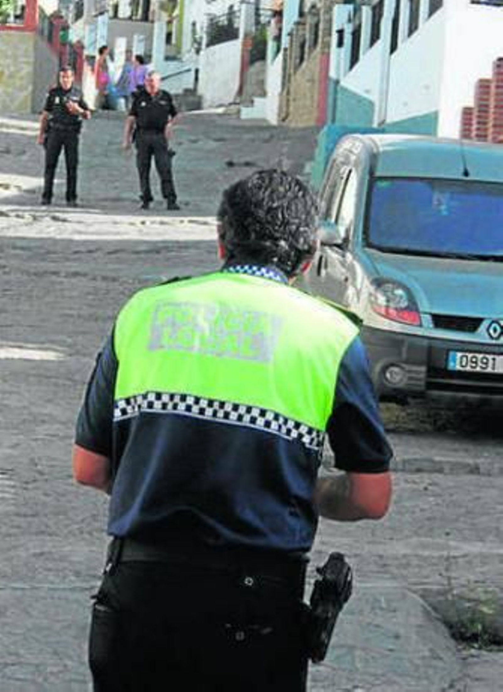 Un policía en el lugar de los hechos. Un policía en el lugar de los hechos.