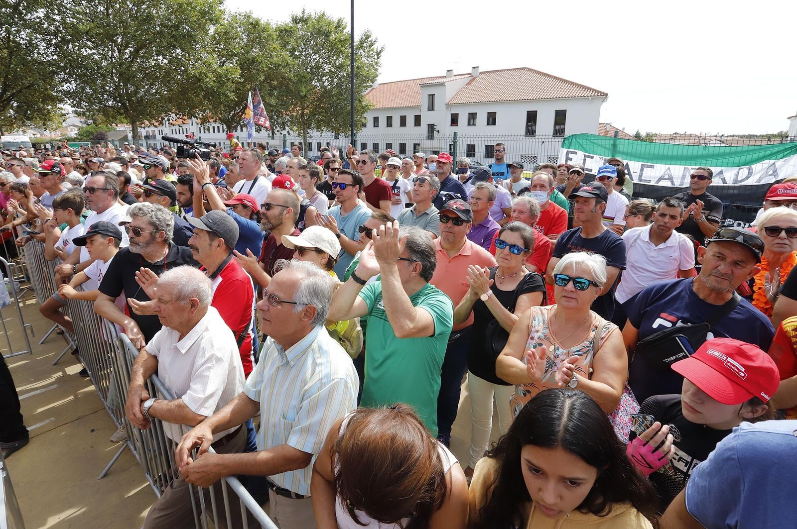 Gran ambiente en Aracena para ver la salida de la Vuelta Ciclista a España, en imágenes