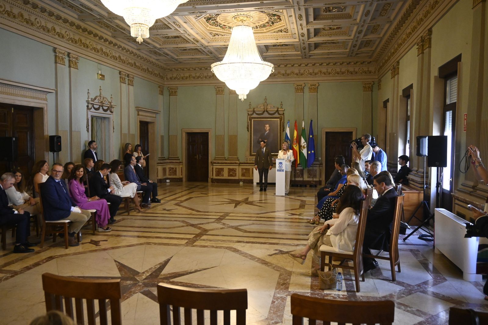 Visita de Juanma Moreno al Ayuntamiento de Huelva, en Imágenes