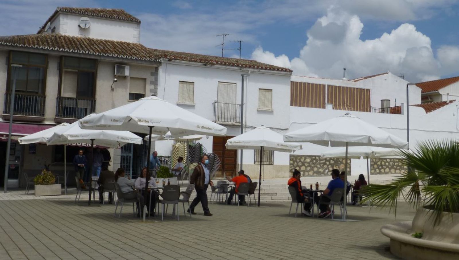 Terrazas en una plaza de Baena.