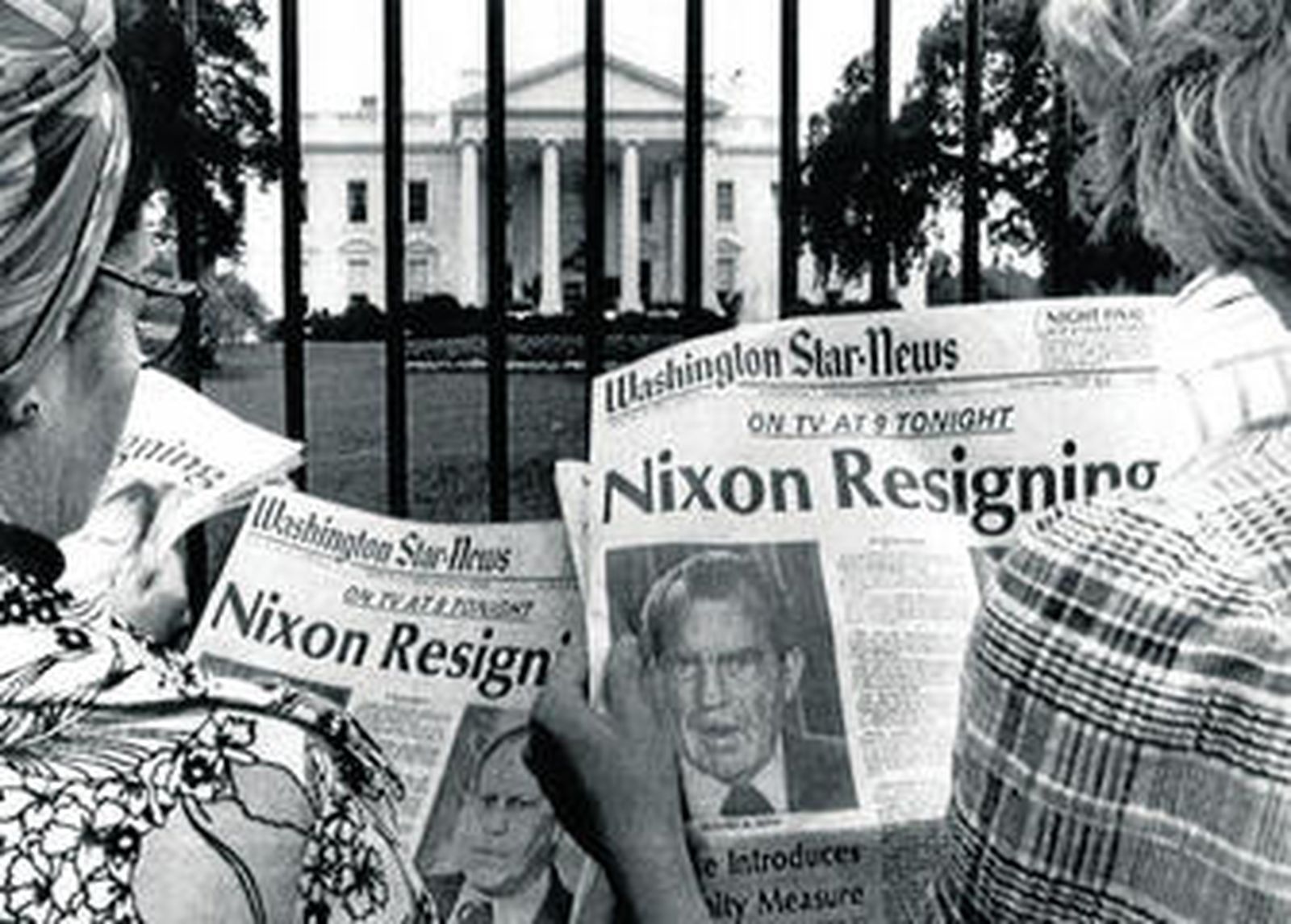 Dos mujeres leen la noticia de la renuncia de Richard Nixon, en agosto de 1974, ante la fachada principal de la Casa Blanca.