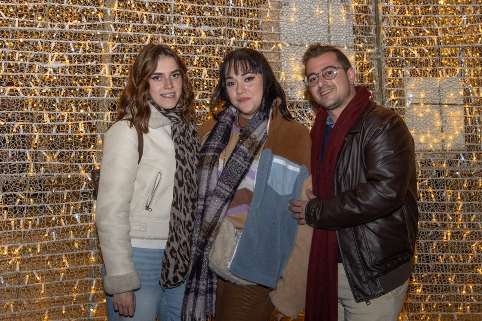 Los jiennenses disfrutan del centro de la ciudad, rodeados de un ambiente navideño