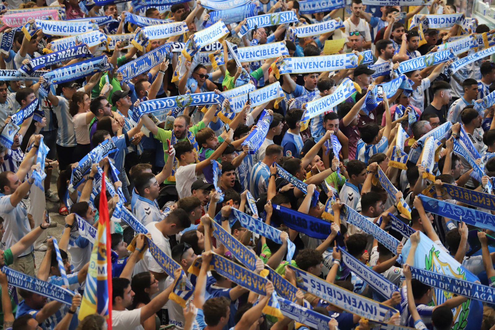 El espectacular preámbulo en el aeropuerto con la afición