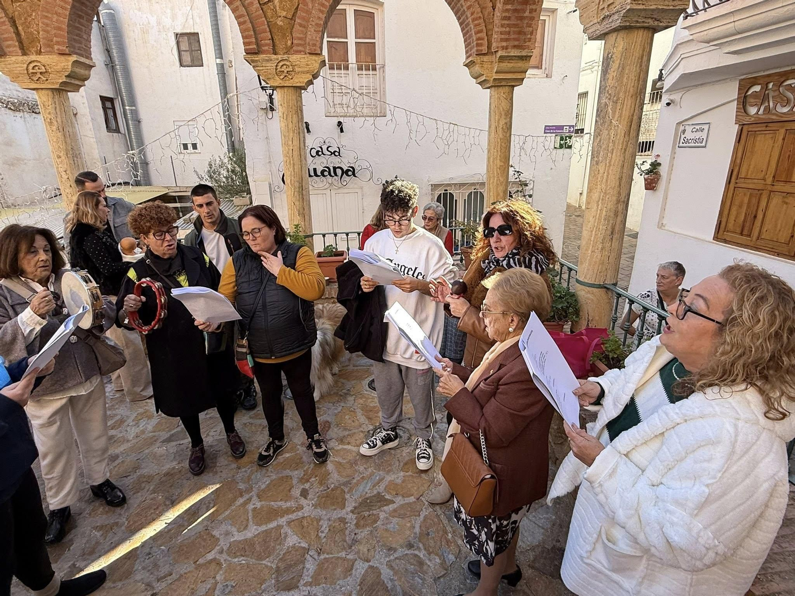 Así fue la inauguración del Belén Municipal de Mojácar entre villancicos y dulces navideños
