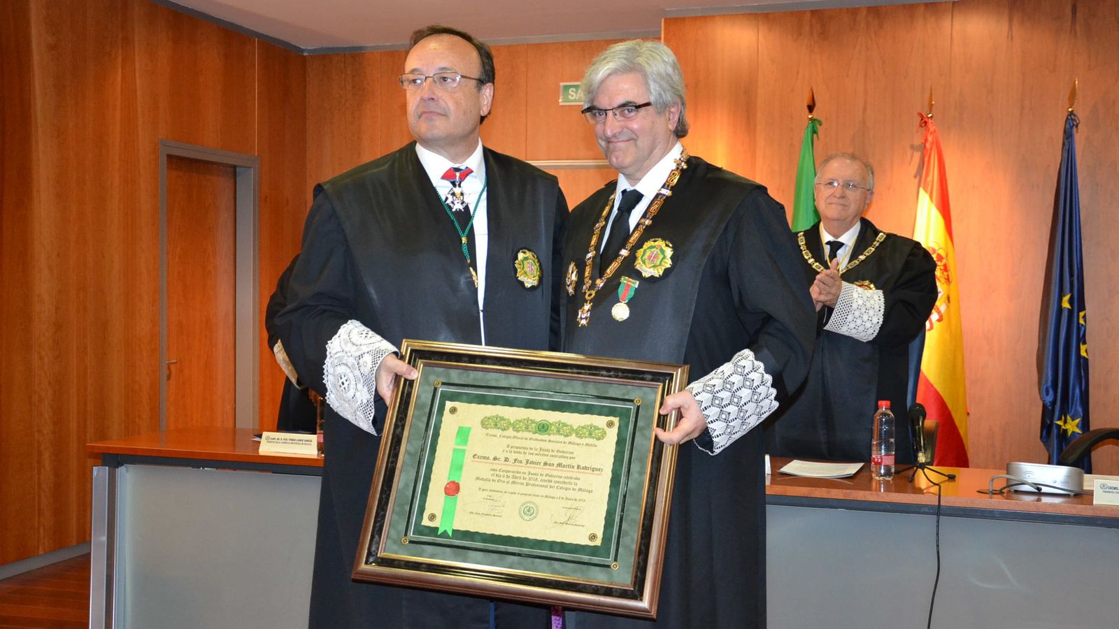 Javier San Martín (derecha) recibe la Medalla de Oro al Mérito Profesional de manos de Juan Fernández Henares.
