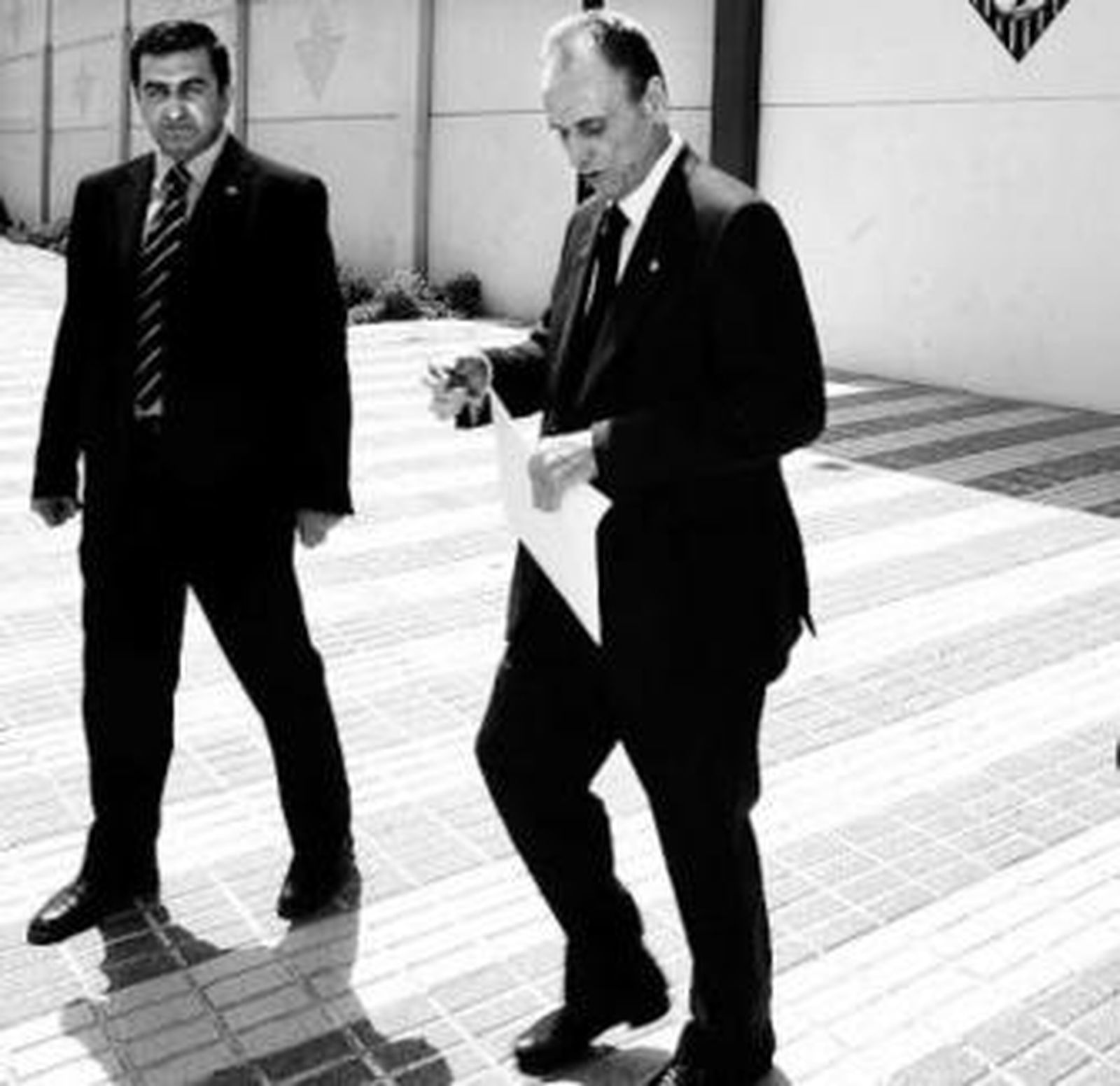 Manuel Ruiz de Lopera abandona la ciudad deportiva.