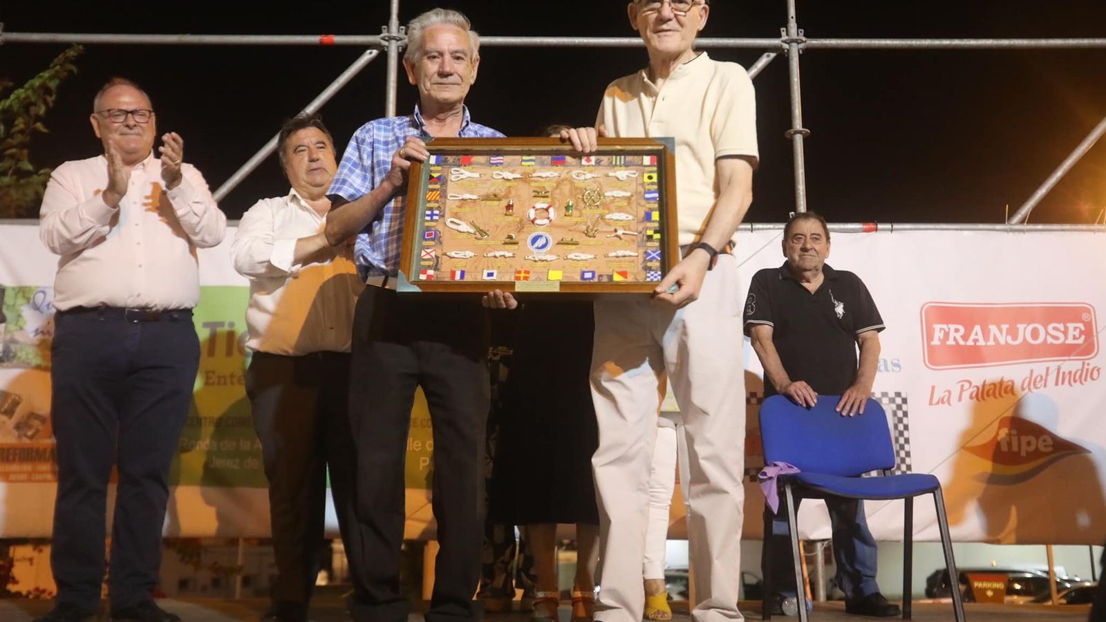 Reconocimiento de Amigos del Timón a Paco Carmona.