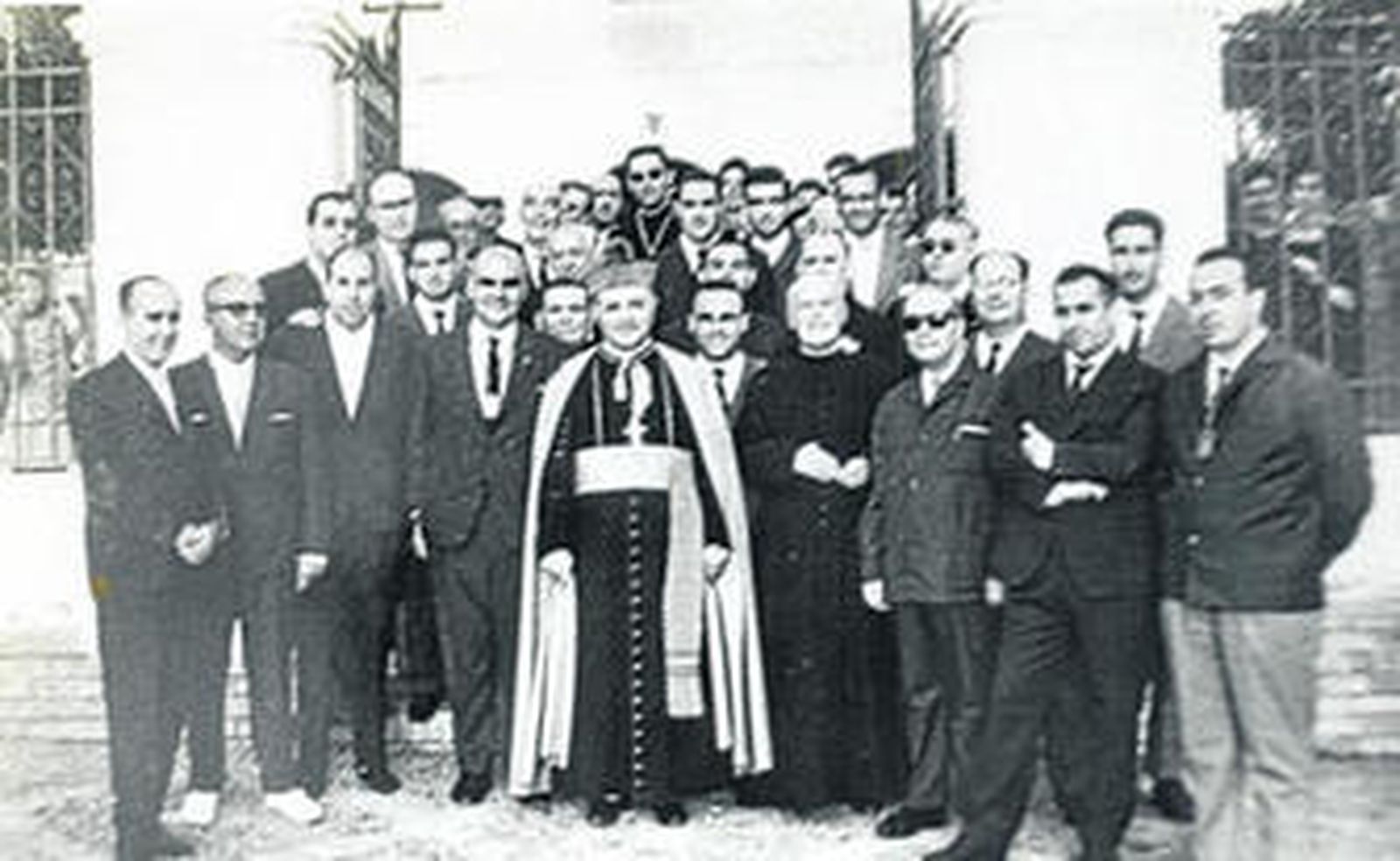 El obispo Pedro Cantero Cuadrado acudió al santuario del Conquero a despedirse de Nuestra Señora de la Cinta, el 16 de junio de 19964, donde empezó su pontificado diez años antes. Aquí volvió a tener el afecto de la hermandad de la Patrona de Huelva, que le nombró hermano mayor honorario, título que han ostentado posteriormente todos los obispo onubense. A las puertas del remozado santuario se hizo una fotografía con  la junta, que presidía Francisco Vázquez Carrasco, y otros muchos cinteros.