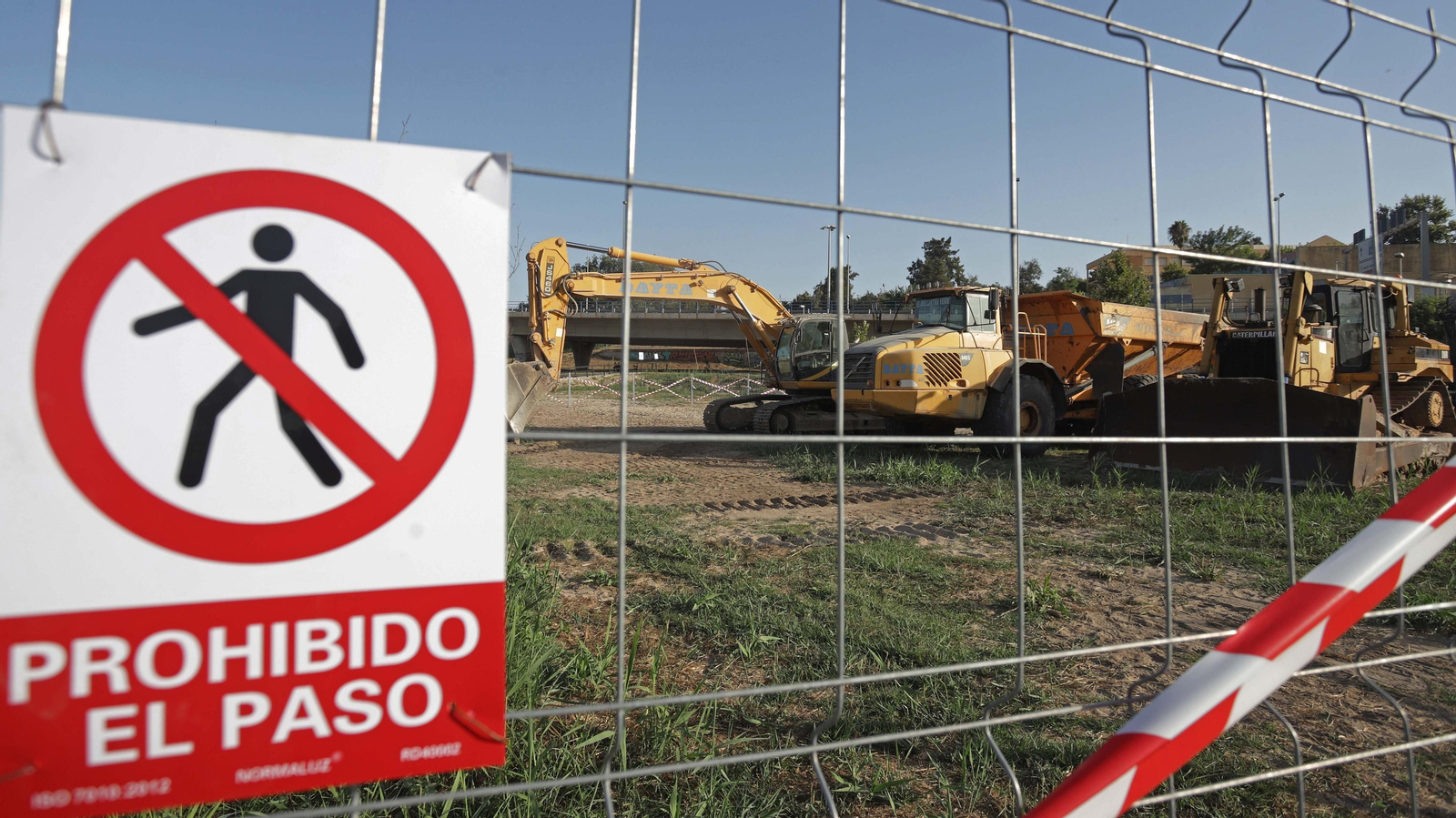 Fotos de los preparativos para el trasvase de arena en la playa de El Rinconcillo en Algeciras