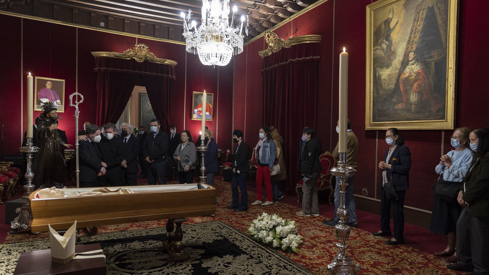 Los sevillanos ante el féretro.