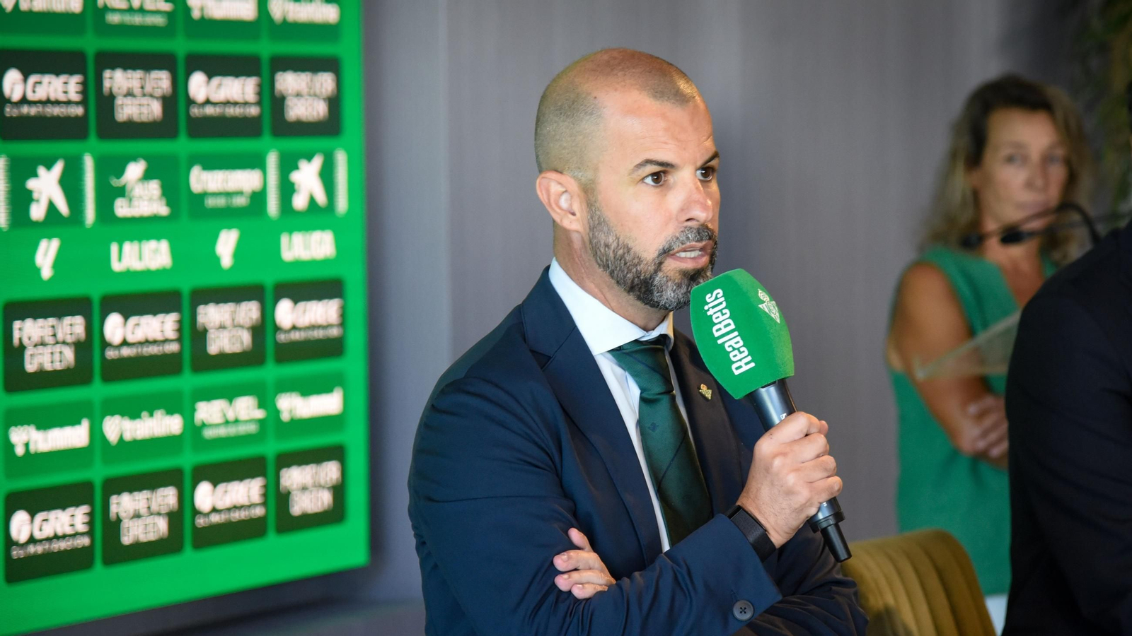 Manu Fajardo atiende a los medios de comunicación tras la presentación de Amrabat.