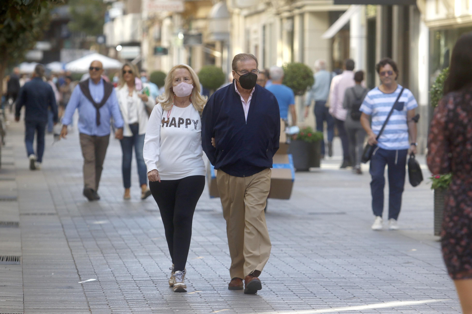 Varias personas caminan por la calle Cruz Conde de Córdoba.
