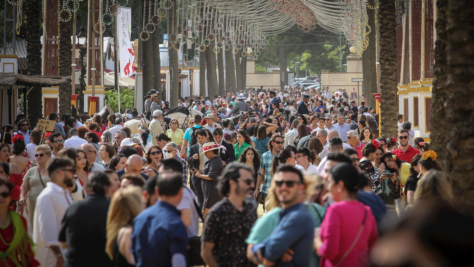Una de las calles principales de la Feria con gran afluencia de público. Una de las calles principales de la Feria con gran afluencia de público.