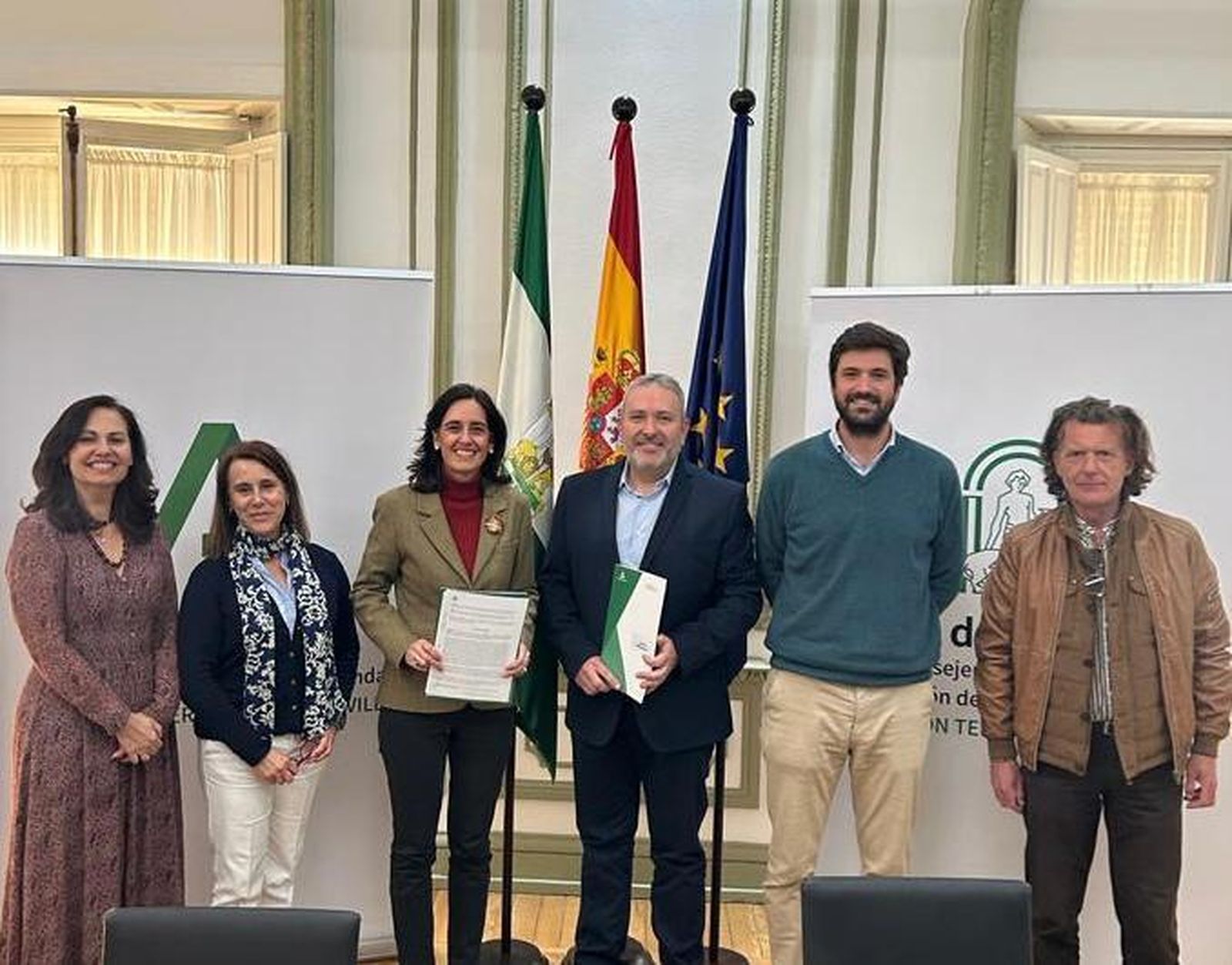Un momento de la firma del contrato entre la delegación territorial de Fomento en Sevilla y el representantes de la empresa adjudicataria, junto a otros representantes políticos.