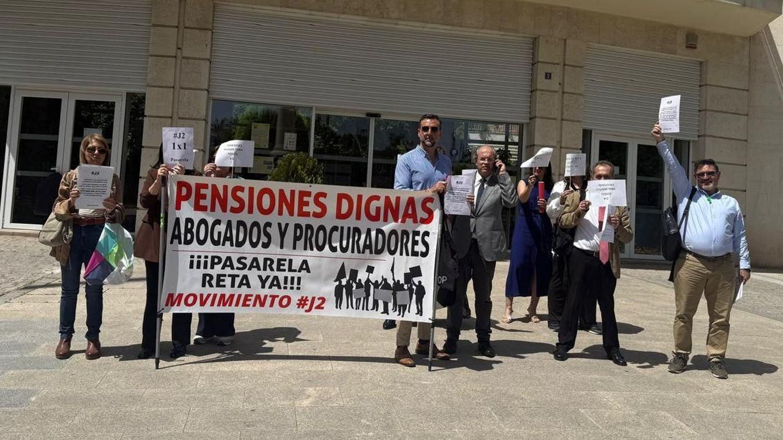 Abogados de Jaén concentrados ante la Subdelegación del Gobierno para pedir pensiones "dignas".