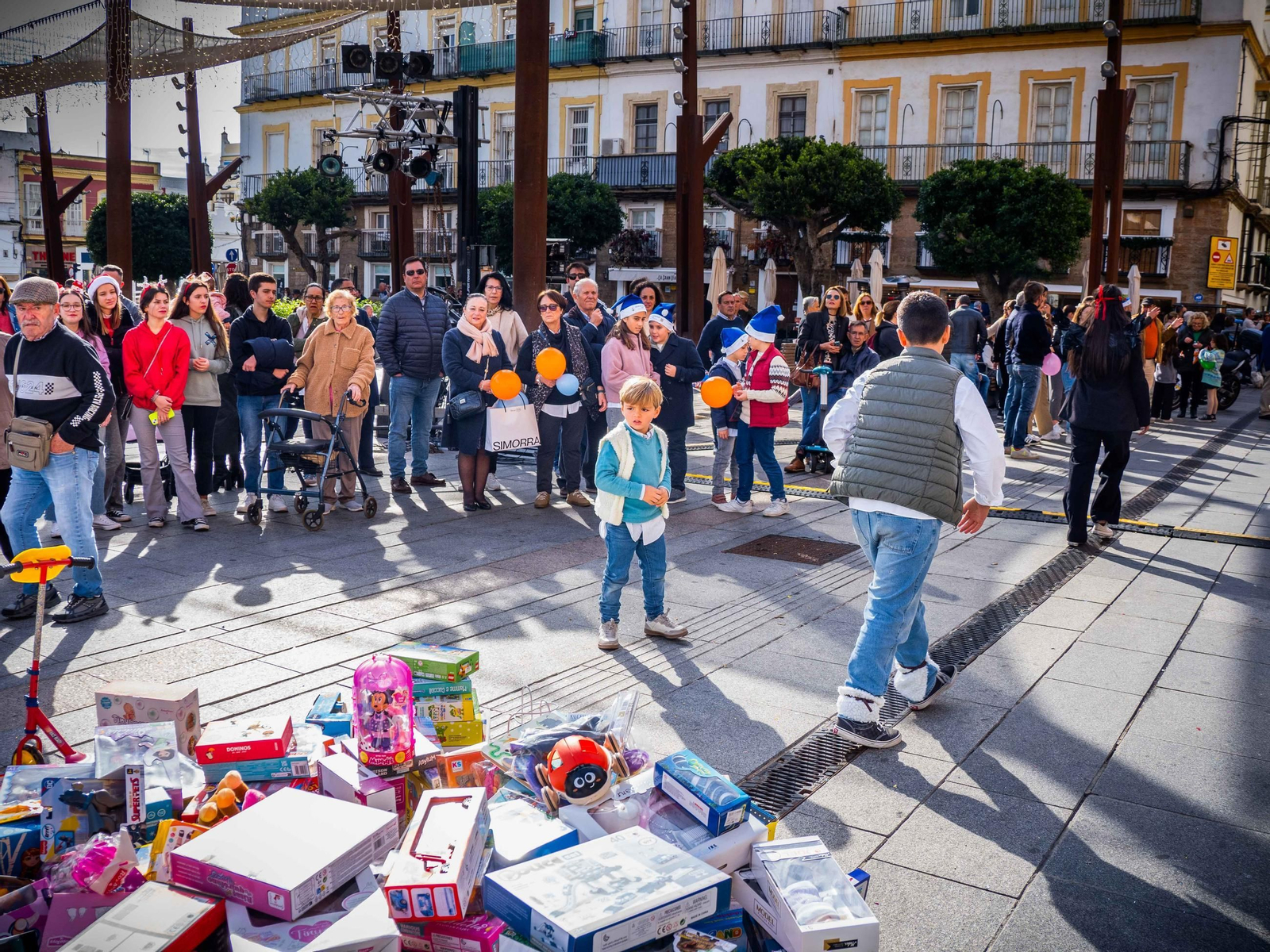 La Caravana Solidaria recoge cientos de regalos para echar una mano a los Reyes Magos en San Fernando