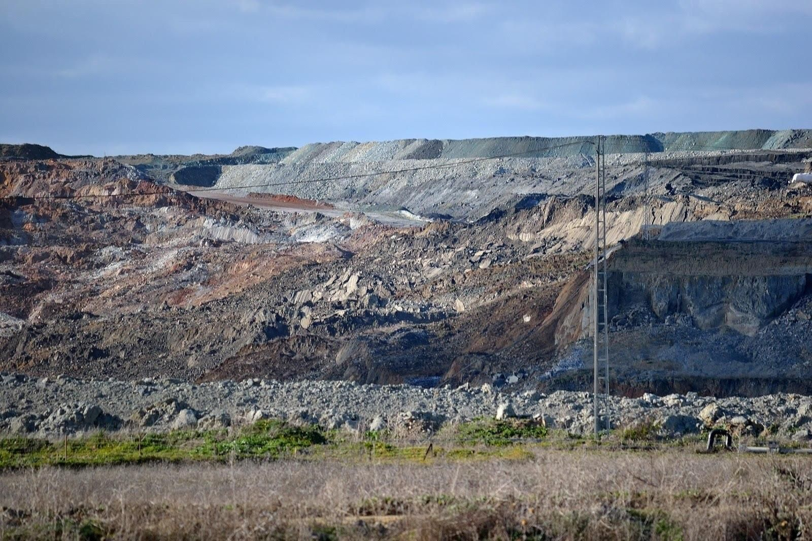 Una imagen en la que puede apreciarse el corrimiento de tierras producido en la corta minera.