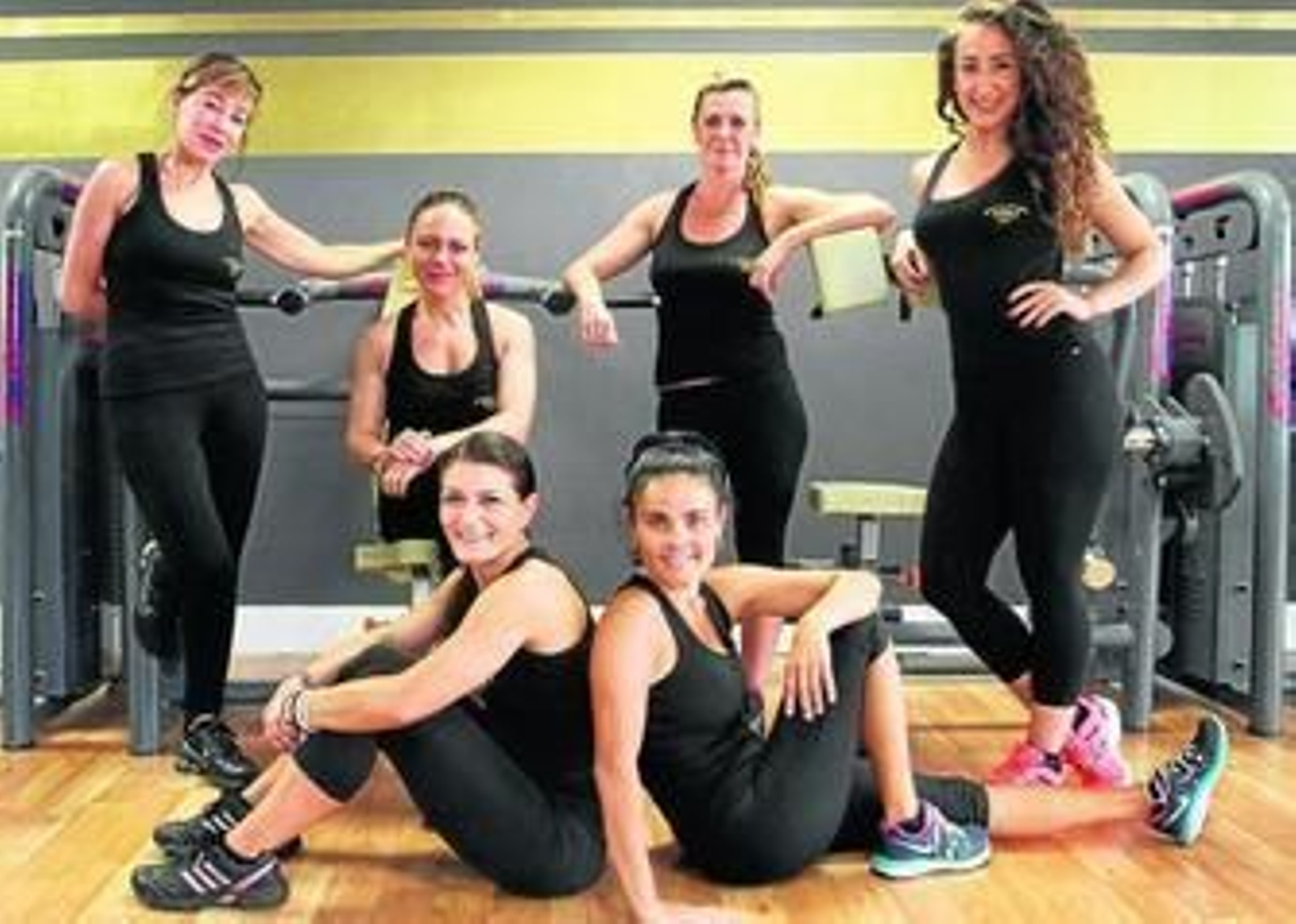 1. Las socias fundadoras de Elllas en Forma (Natalia Daza, sentada en el suelo a la derecha) y Carolina Suárez (sentada sobre una máquina) posan con algunas de las monitoras del gimnasio. 2. En este establecimiento, las máquinas son de kilaje porque se pretende realizar ejercicios completos. A la sala colectiva se suma una para cardiovascular y  musculación.