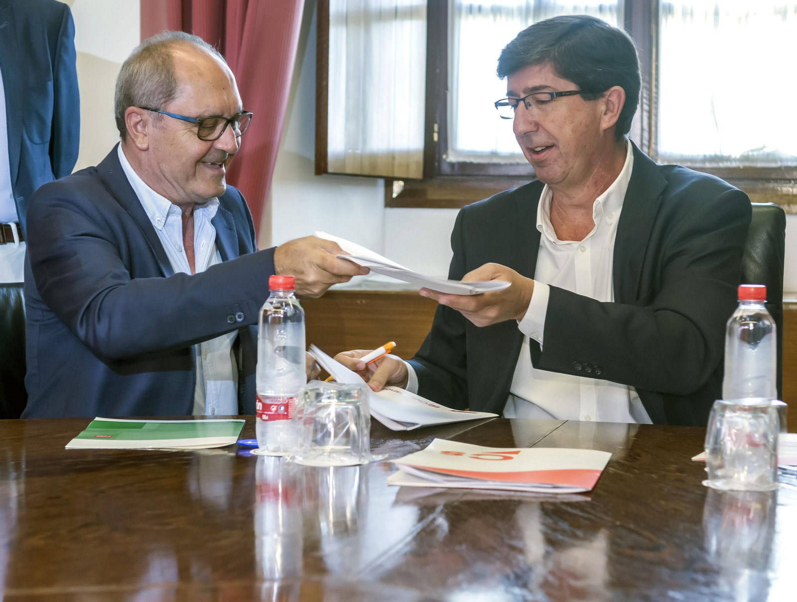 Juan Cornejo y Juan Marín firman el acuerdo para reformar el impuesto de Sucesiones en septiembre de 2017.