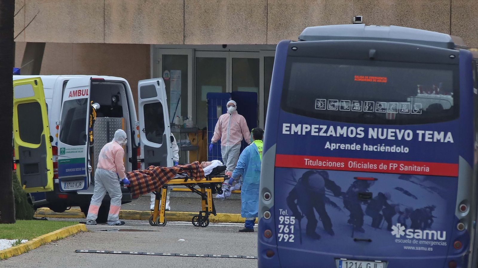 Un usuario durante su traslado a La Línea.