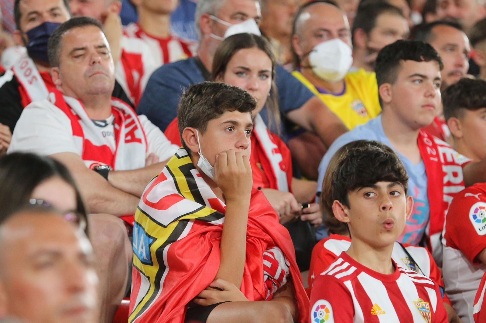 Las imágenes de la decepción de los aficionados del Almería