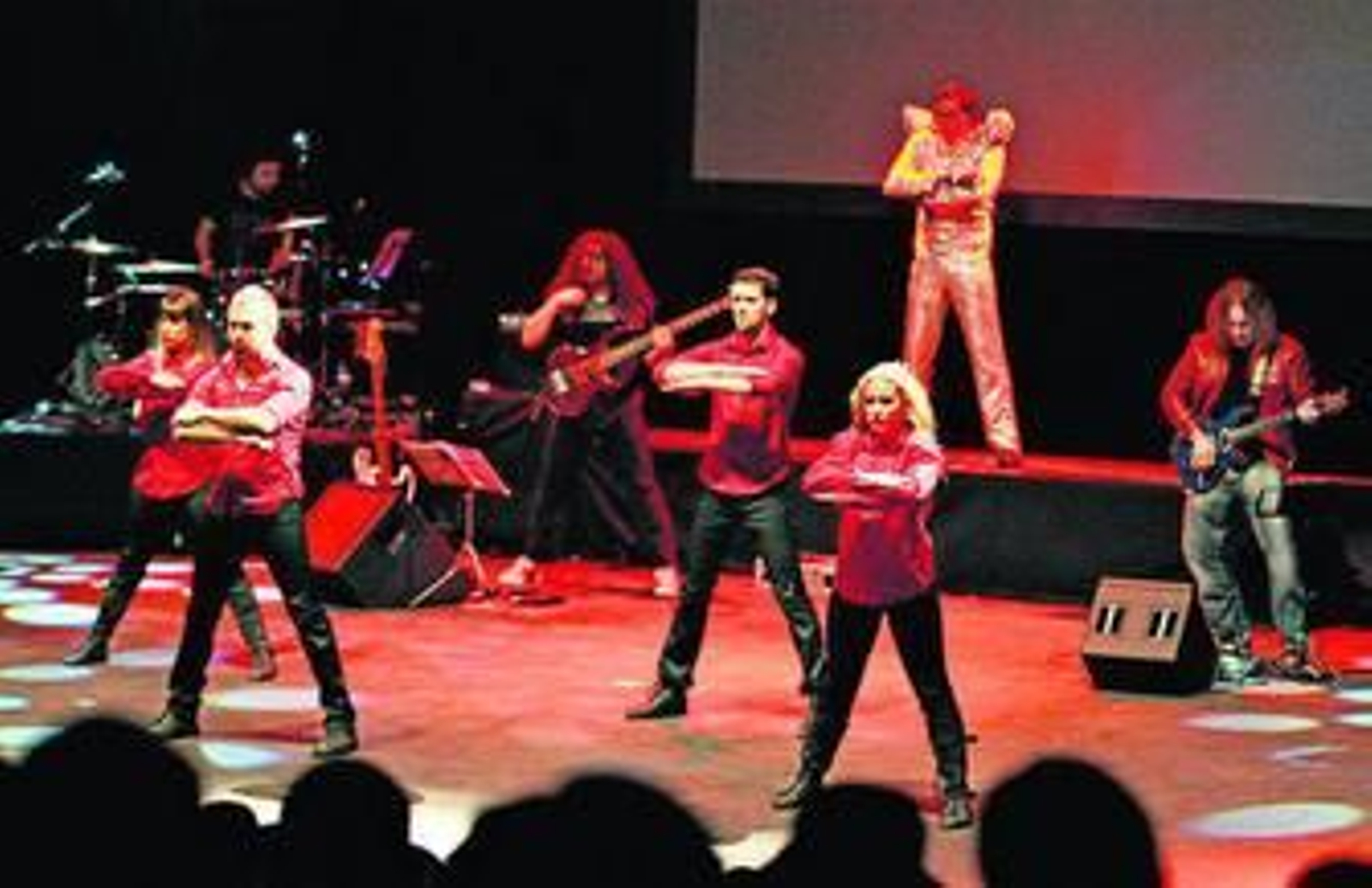 Un momento del musical 'Moonwalker the show'. En la imagen inferior, 'Los Miserables' del Liceo de Moguer.