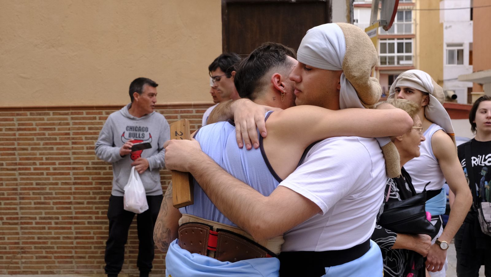 La Procesión de Los Ángeles de sobrepuso a la lluvia, en imágenes