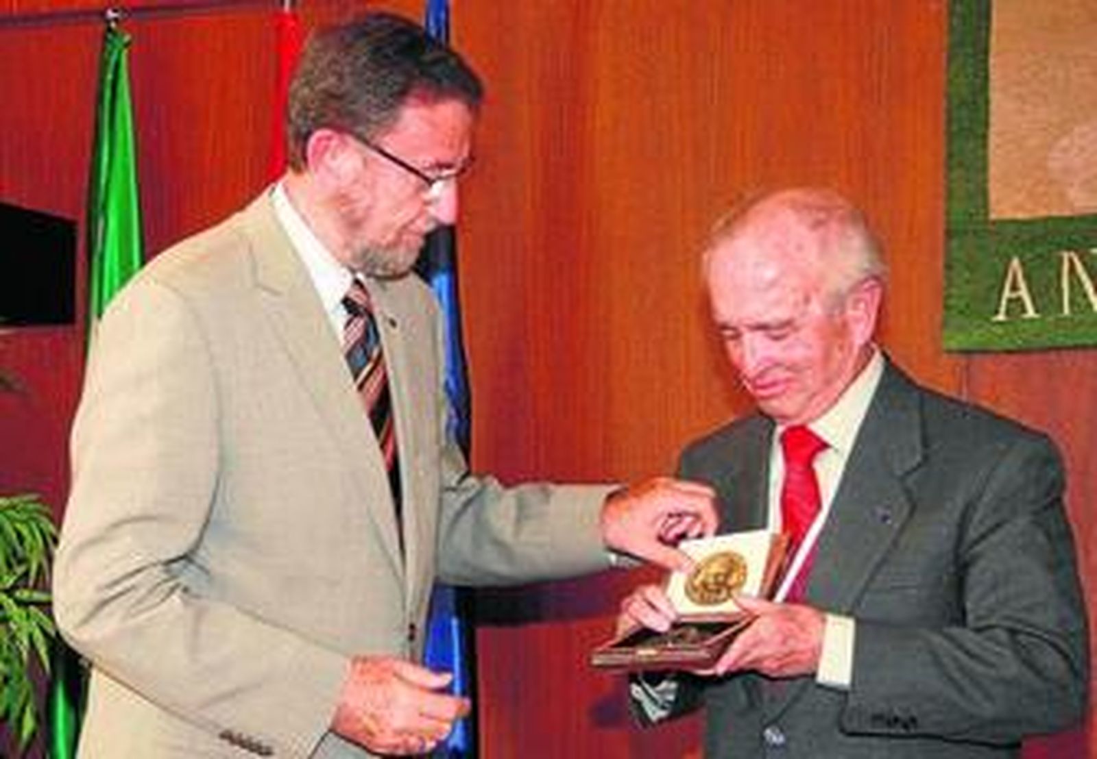 Carrillo Salcedo recibe el premio Blanco White del presidente del Parlamento Andaluz, Manuel Gracia.