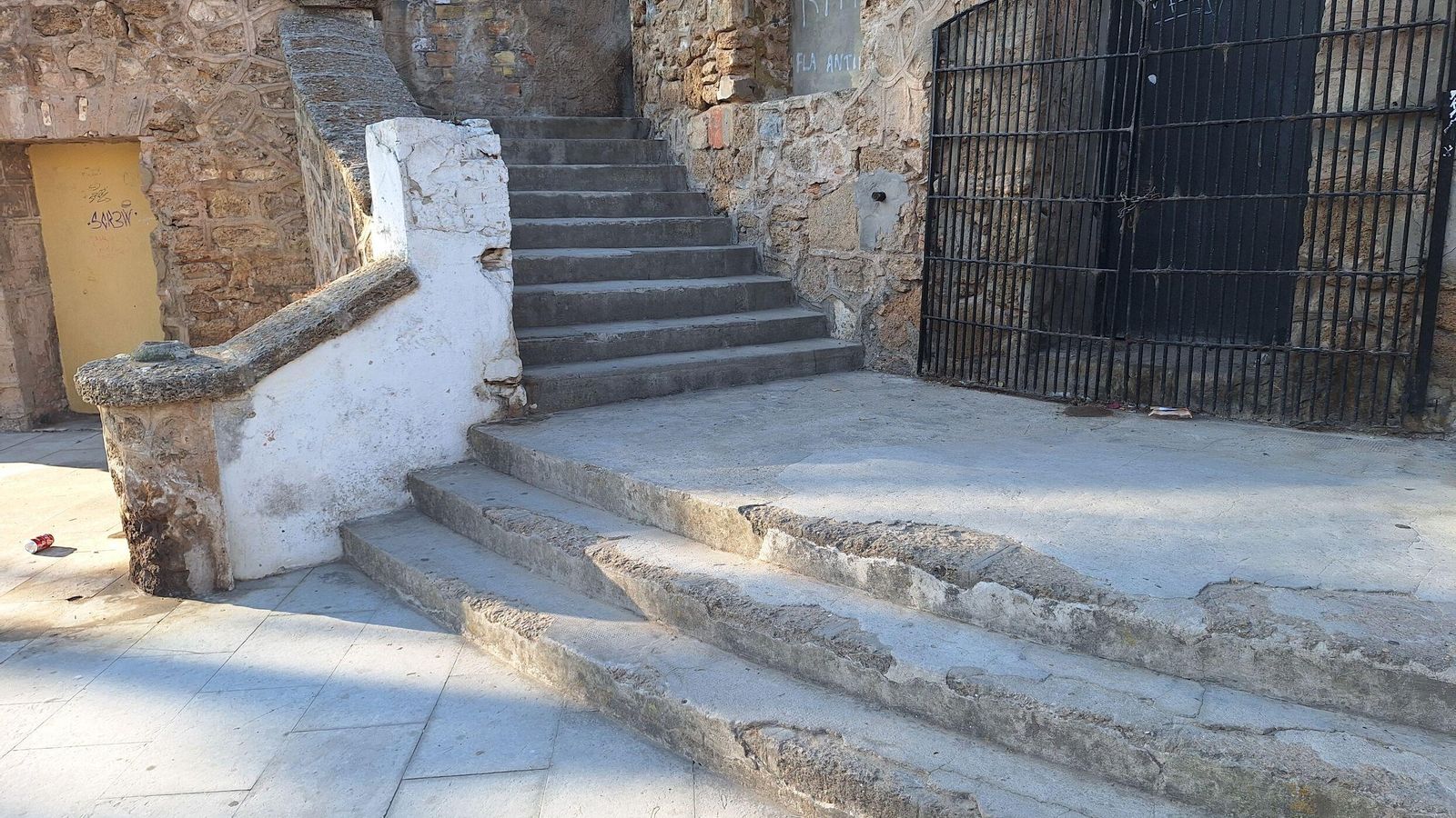 Estado del acceso al foso.